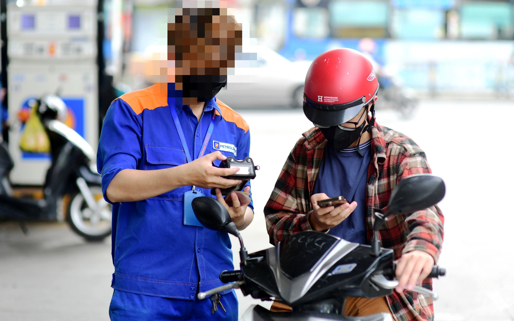 Bí kíp hạn chế rủi ro khi dùng WiFi công cộng- Ảnh 2. Từ vụ xin mật khẩu WiFi chỗ bán xăng: Muốn không tiền mặt, phải luôn online