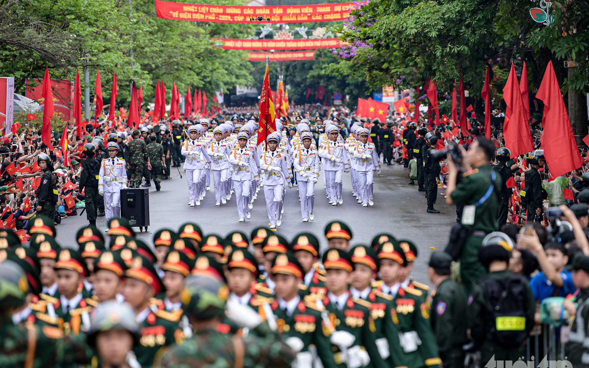 Những người thầm lặng kể chuyện trong lễ diễu binh, diễu hành ở Điện Biên Phủ- Ảnh 4. Biển người ở Điện Biên Phủ hò reo đón chào đoàn diễu binh, diễu hành