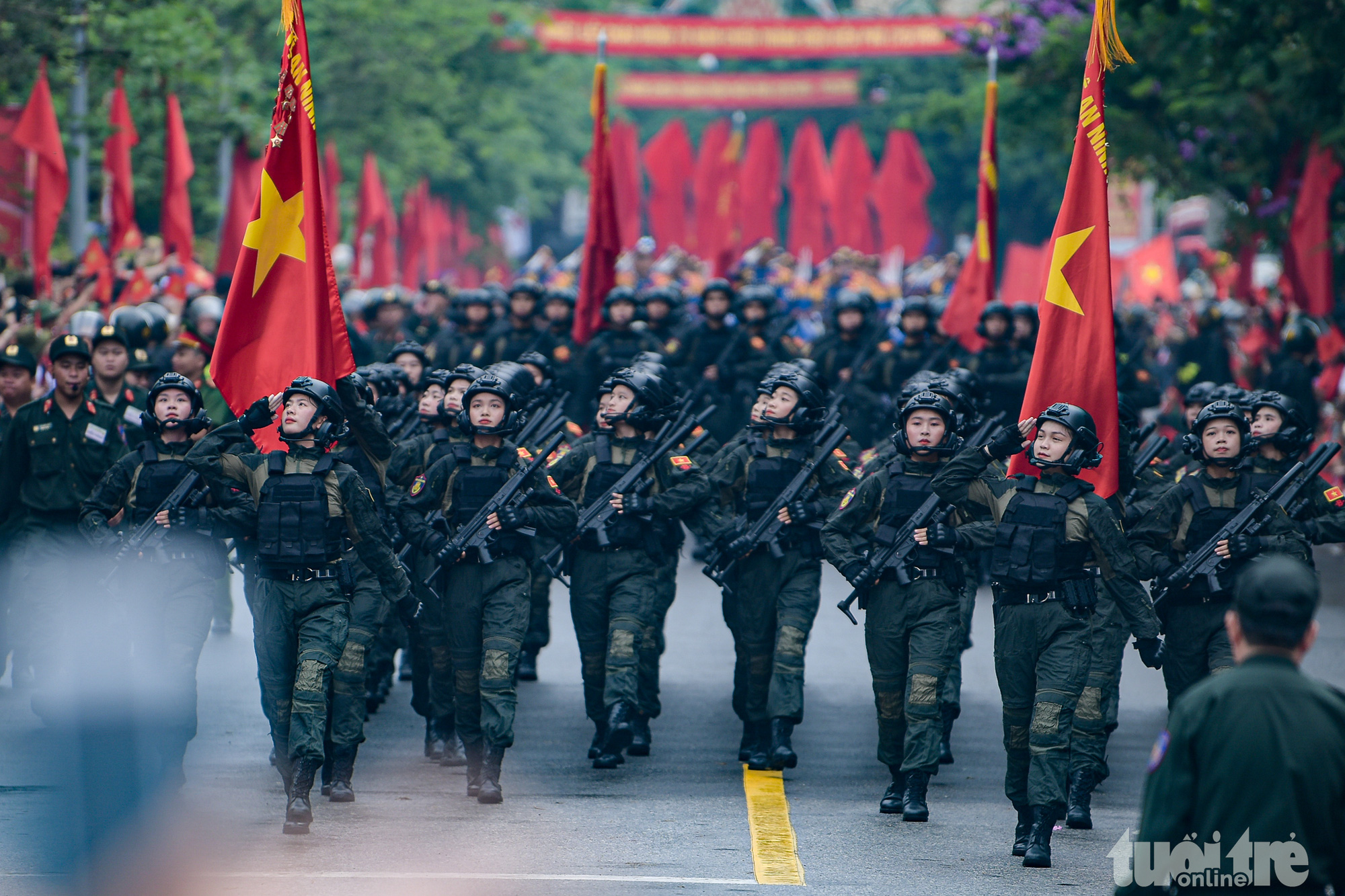 Biển người ở Điện Biên Phủ hò reo đón chào đoàn diễu binh, diễu hành- Ảnh 12.