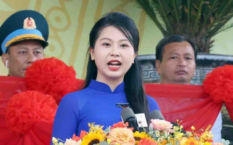 Những người thầm lặng kể chuyện trong lễ diễu binh, diễu hành ở Điện Biên Phủ- Ảnh 3. Vũ Quỳnh Anh đại diện người trẻ phát biểu tại lễ kỷ niệm 70 năm Chiến thắng Điện Biên Phủ là ai?