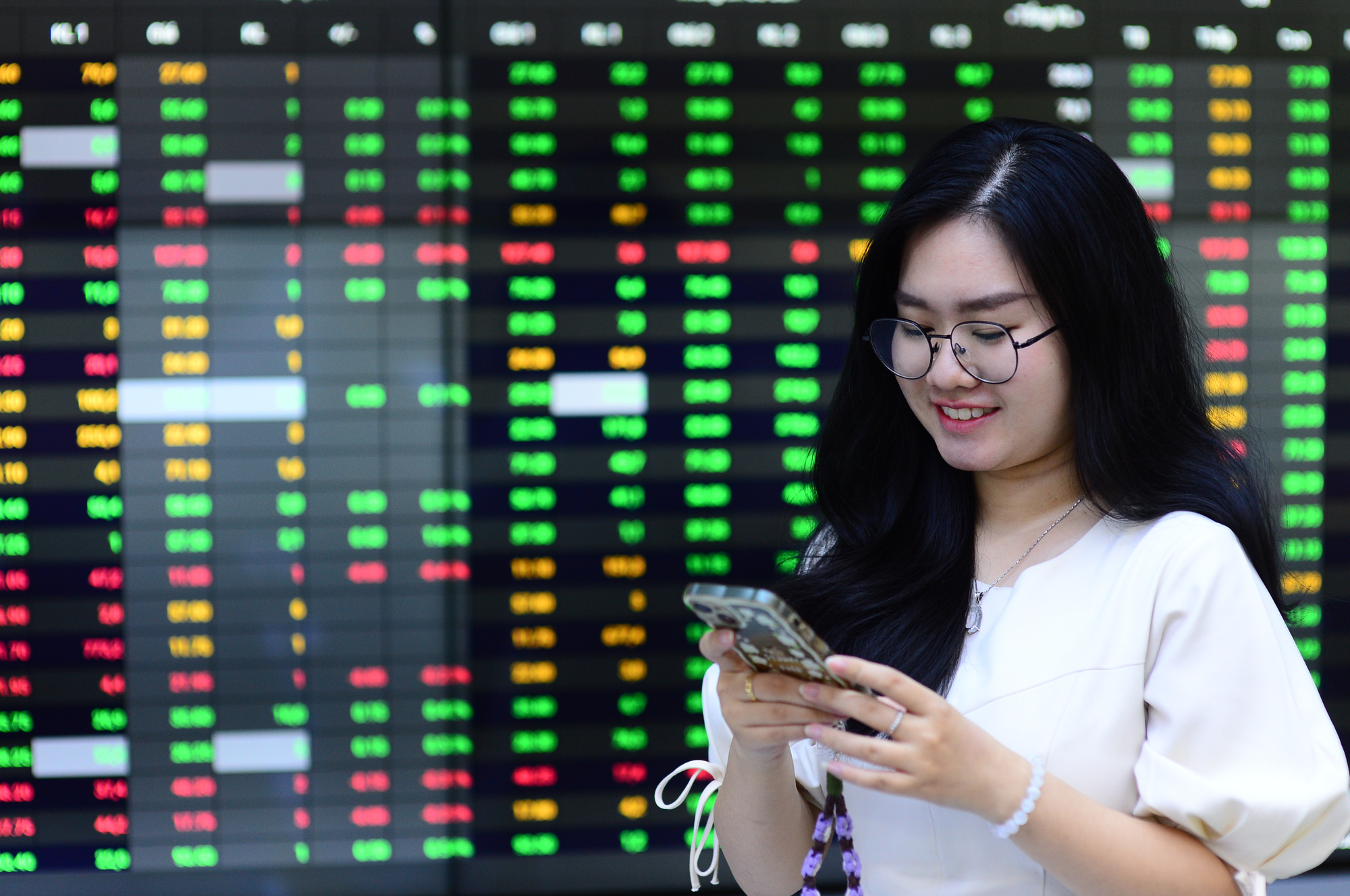 Chủ tịch cùng loạt lãnh đạo ở DNP Holding ‘xin nghỉ’, một người bất ngờ đổi ý- Ảnh 3. Kỳ lạ 1 cổ phiếu 8 phiên tăng trần: Chủ tịch mới xin nghỉ, lỗ nhiều quý liên tiếp