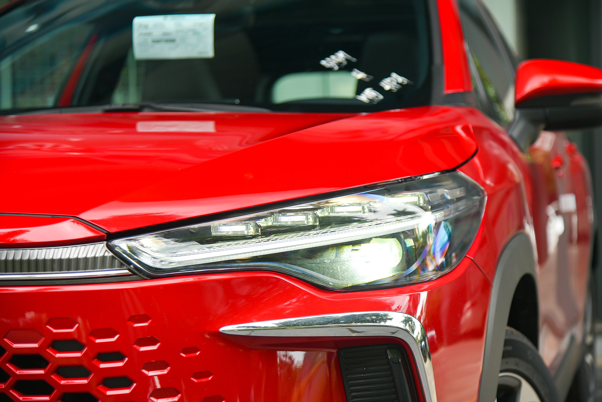 ភាពជិតស្និទ្ធនៃកំណែកូនកាត់ Corolla Cross 2024៖ ៥០លានដុង ថោកជាងកំណែចាស់ ប៉ុន្តែមានការអាប់ដេតឧបករណ៍ជាច្រើន - រូបថត ៤. Soi kỹ Corolla Cross 2024 bản hybrid: Giảm 50 triệu so với bản cũ nhưng có nhiều nâng cấp trang bị- Ảnh 4.