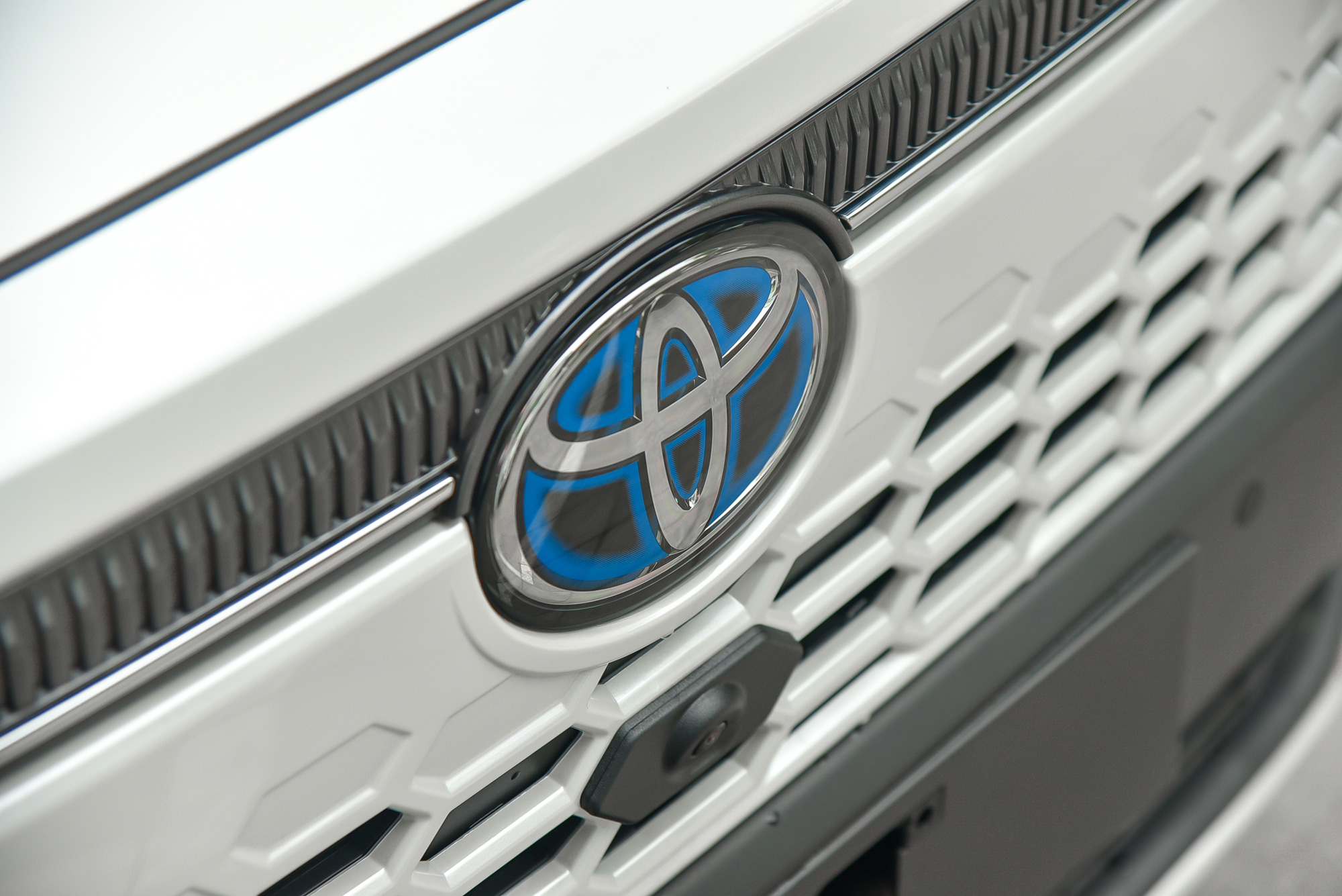 ភាពជិតស្និទ្ធនៃកំណែកូនកាត់ Corolla Cross 2024៖ ៥០លានដុង ថោកជាងកំណែចាស់ ប៉ុន្តែមានការអាប់ដេតឧបករណ៍ជាច្រើន - រូបថត ២. Soi kỹ Corolla Cross 2024 bản hybrid: Giảm 50 triệu so với bản cũ nhưng có nhiều nâng cấp trang bị- Ảnh 2.