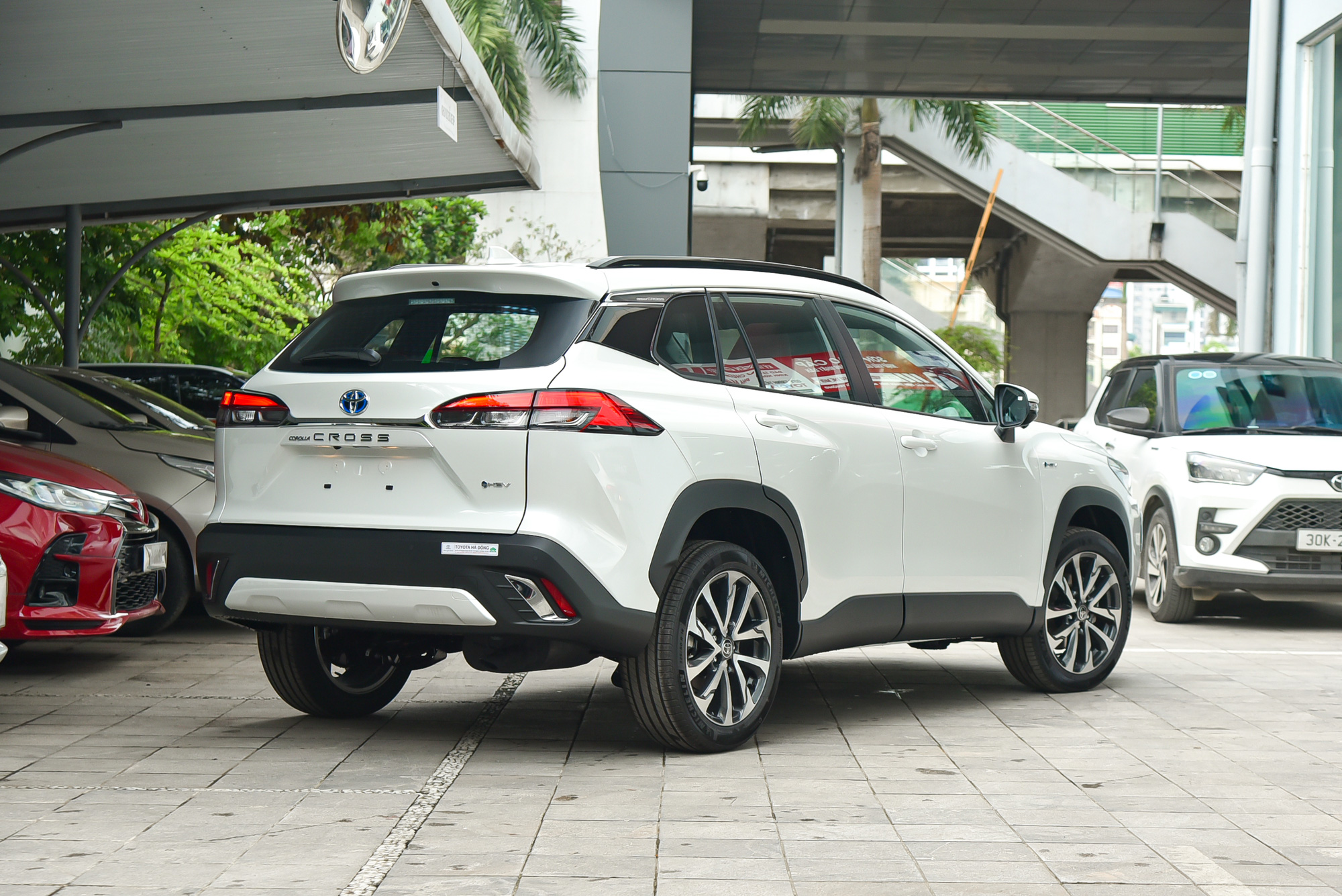 ភាពជិតស្និតនៃ Corolla Cross 2024 hybrid version៖ ៥០លានដុង ថោកជាងកំណែចាស់ ប៉ុន្តែមានការអាប់ដេតឧបករណ៍ជាច្រើន - រូបថត ៦. Cả 2 phiên bản Toyota Corolla Cross 2024 tiếp tục sử dụng bộ mâm 18 inch đa chấu và bộ lốp 225/50 tương tự bản cũ. Tại thị trường quốc tế, mẫu xe này có phần vành thiết kế mới mẻ, hiện đại hơn.