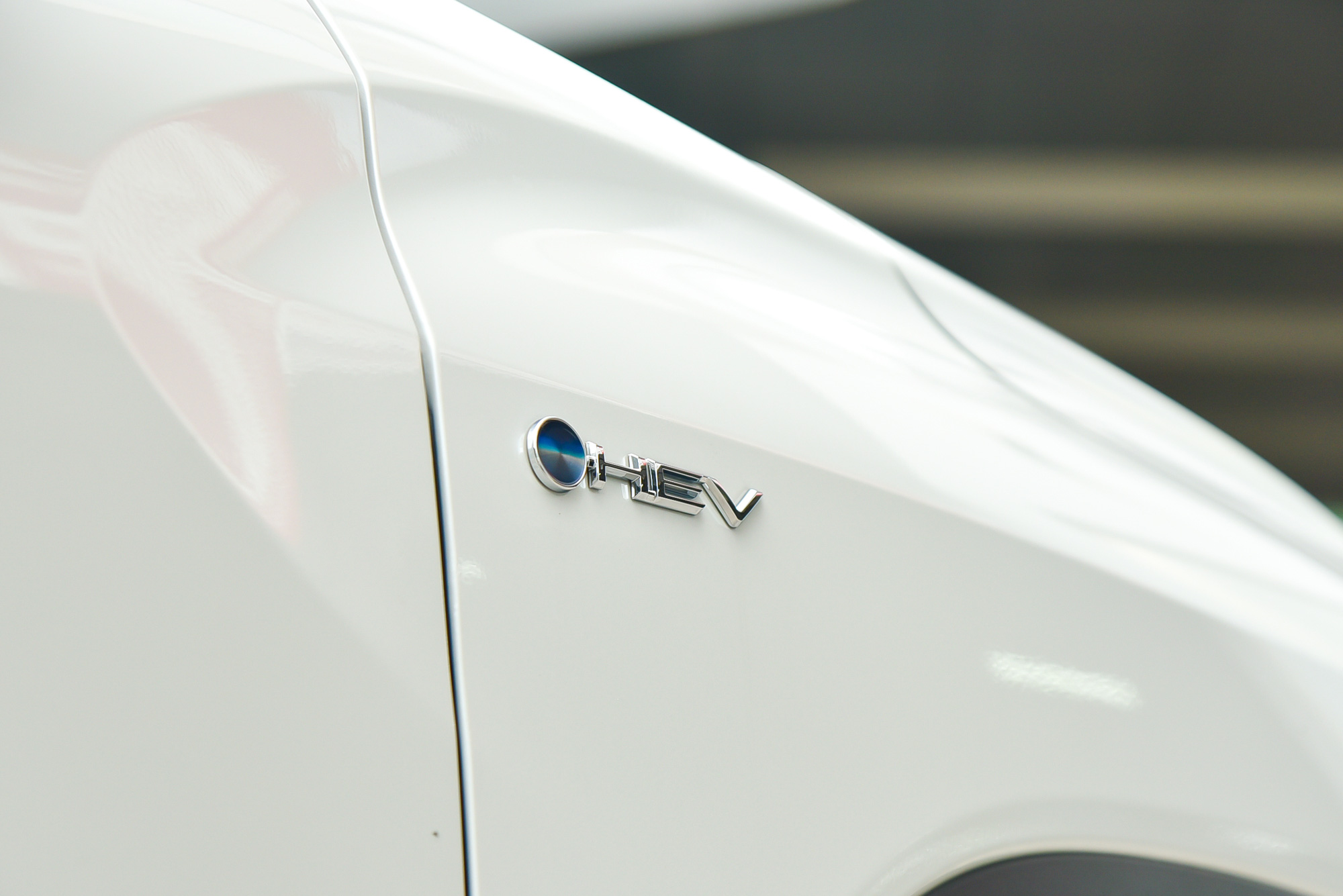 ទិដ្ឋភាពជិតនៃ Corolla Cross 2024 hybrid version៖ ៥០លានដុង ថោកជាងកំណែចាស់ ប៉ុន្តែមានការអាប់ដេតឧបករណ៍ជាច្រើន - រូបថត ៣. Soi kỹ Corolla Cross 2024 bản hybrid: Giảm 50 triệu so với bản cũ nhưng có nhiều nâng cấp trang bị- Ảnh 3.