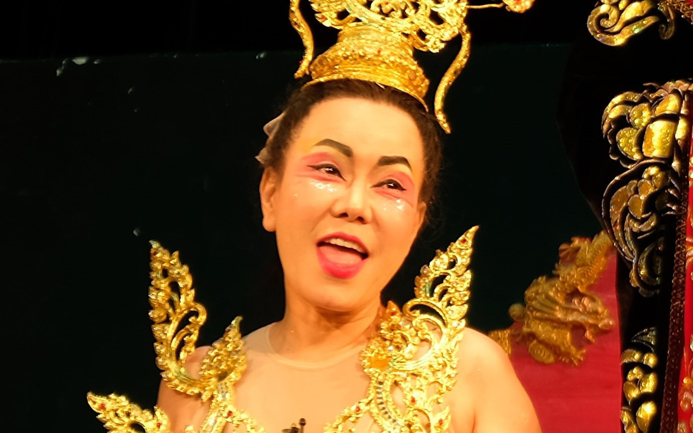 Thầy trò Minh Nhí, Việt Hương quậy như thế nào trong xứ sở Ngũ Cốc?- Ảnh 2. 30 năm theo nghiệp hát, Việt Hương lần đầu tiên làm đạo diễn
