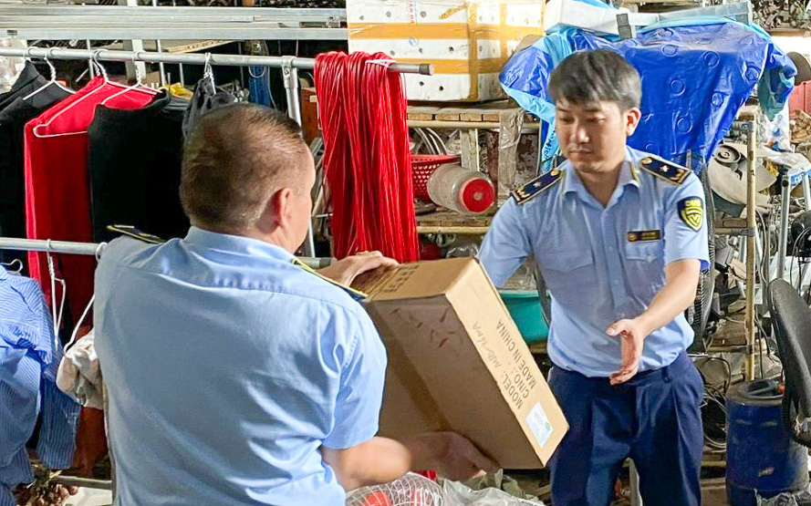 Tài xế bị điều tra vì chở lô hàng lậu trị giá 1,3 tỉ đồng- Ảnh 2. Tài xế bị điều tra vì chở lô hàng lậu trị giá 1,3 tỉ đồng- Ảnh 2.
