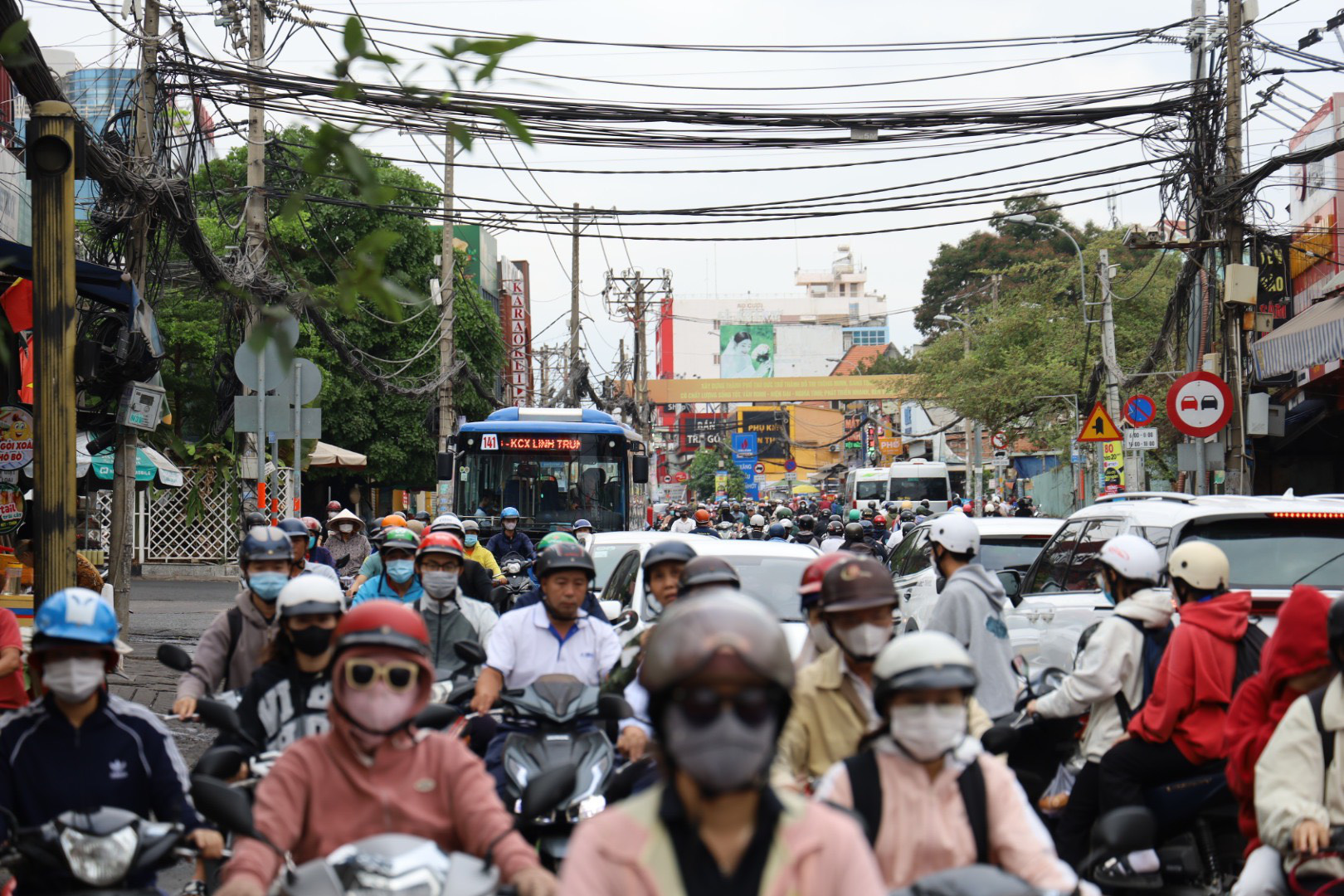 Đường Lê Văn Việt, Lã Xuân Oai, Nguyễn Duy Trinh, Đỗ Xuân Hợp, Lò Lu... liên tục ùn ứ, vì sao?- Ảnh 2.