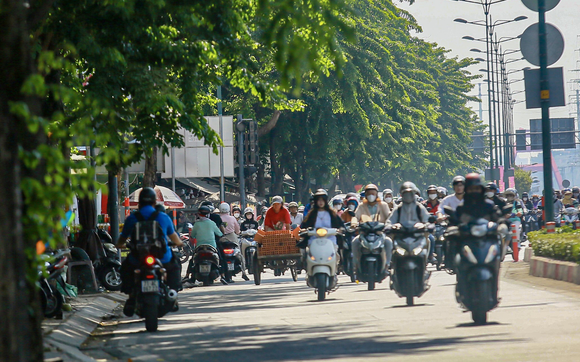  Xe cộ ‘rồng rắn’ chờ đèn đỏ ở cầu Bình Lợi đến ngã tư Nguyễn Xí - Phạm Văn Đồng - Ảnh 5.