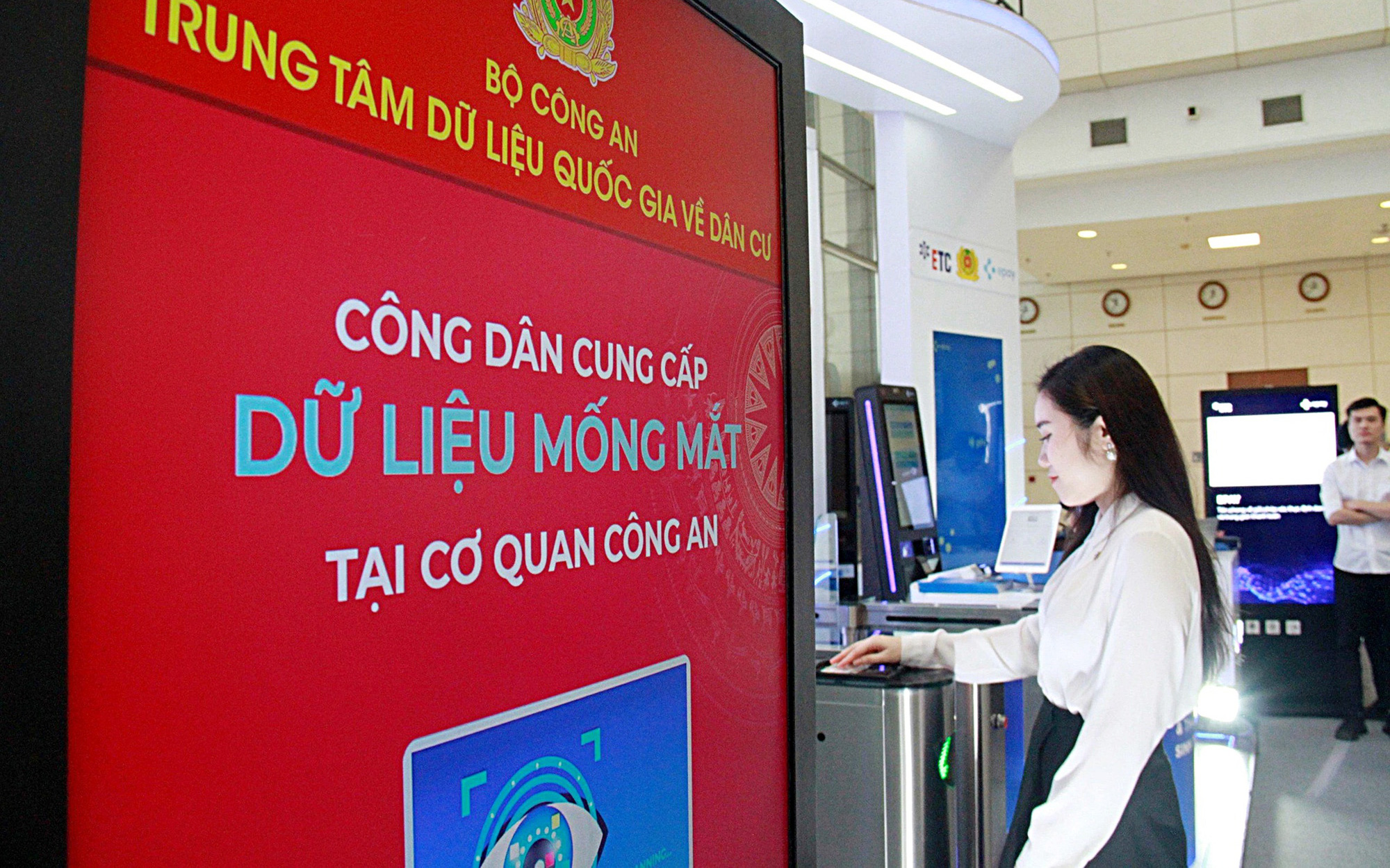 Chứng minh thư nhân dân chỉ được sử dụng đến hết 2024- Ảnh 3. Mống mắt sẽ được thu nhận thế nào khi làm thẻ căn cước từ 1-7?