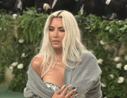 Detalhe do look polêmico de Kim Kardashian - Foto: ET Cận cảnh bộ trang phục gây tranh cãi của Kim Kardashian - Ảnh: ET