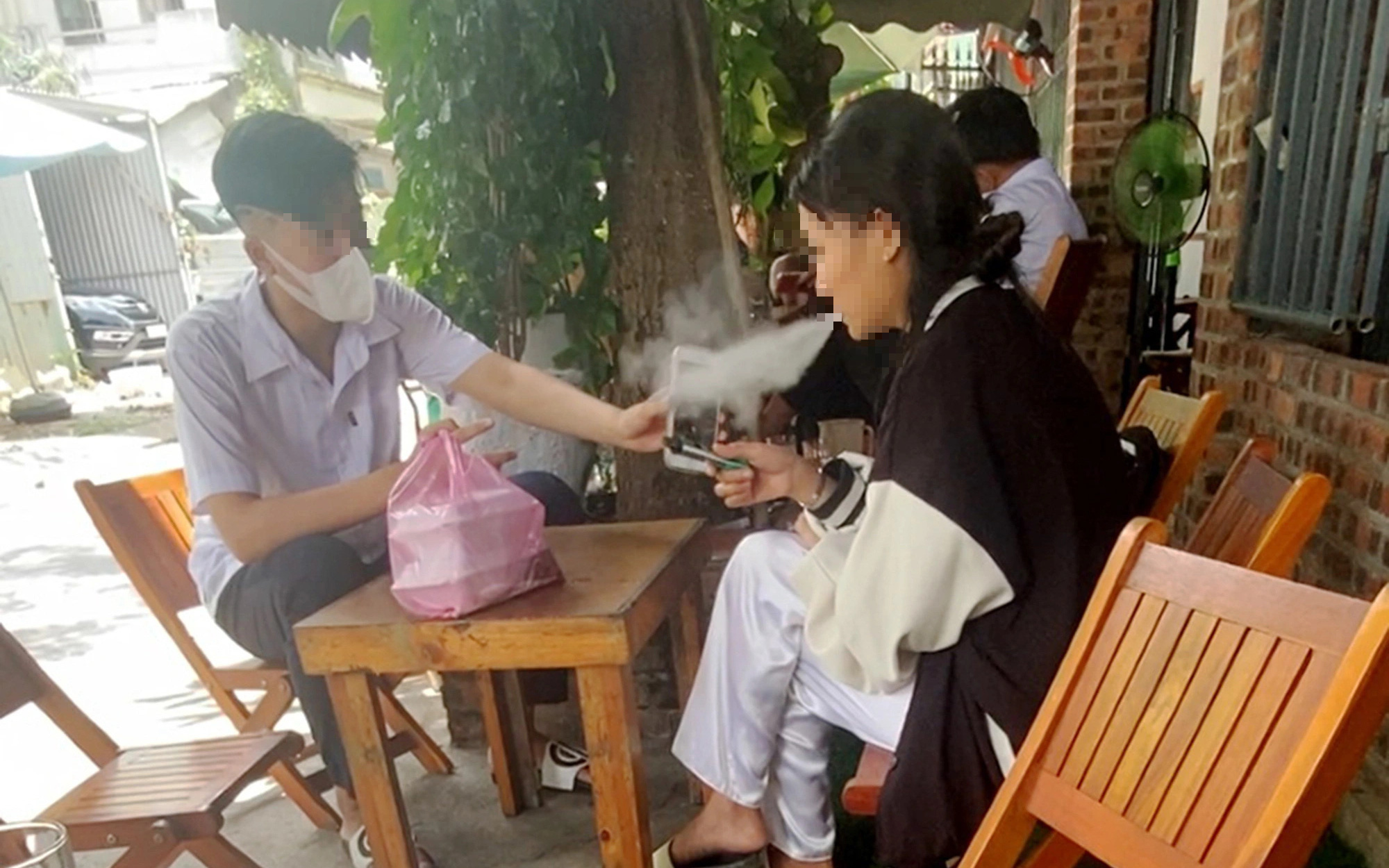 Tin tức sáng 2-6: Chủ tịch một công ty chứng khoán bán 'chui' cổ phiếu- Ảnh 13. Tin tức sáng 1-6: Chính phủ yêu cầu đánh giá tác hại thuốc lá điện tử, thuốc lá nung nóng