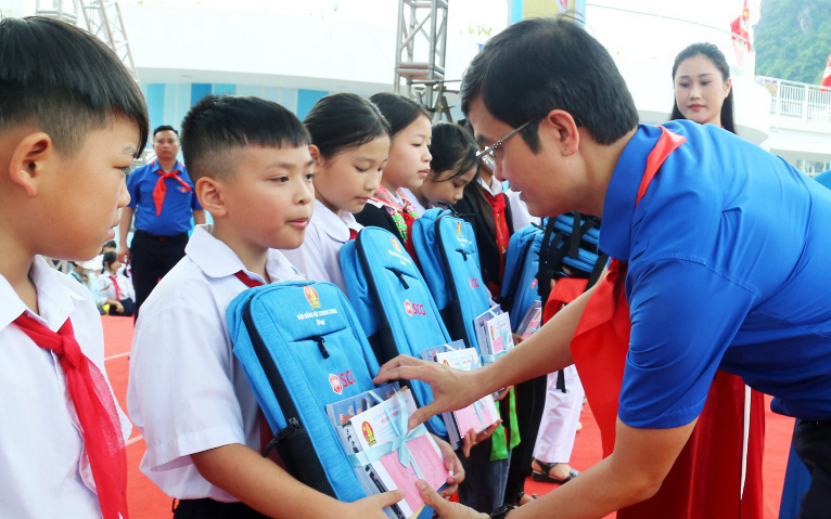 Thêm kỹ năng từ lớp bán trú năng khiếu hè- Ảnh 3. Khai mạc hè, tổ chức lớp dạy bơi miễn phí