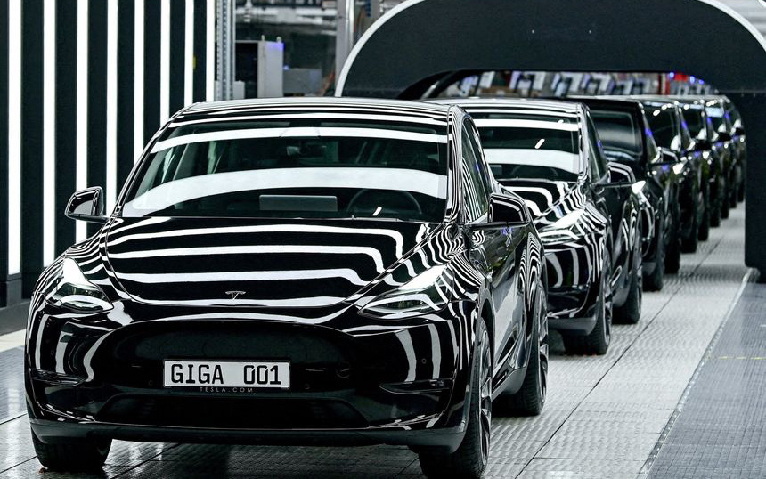 Xe điện không gặp khó, chỉ có Tesla thôi!