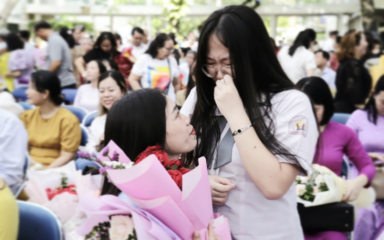 Thầy hiệu trưởng nhắn học sinh hãy 'tự cứu mình như Mị'- Ảnh 7. Thầy giáo về hưu nhắn nhủ tại lễ tri ân khiến học sinh không kìm được nước mắt