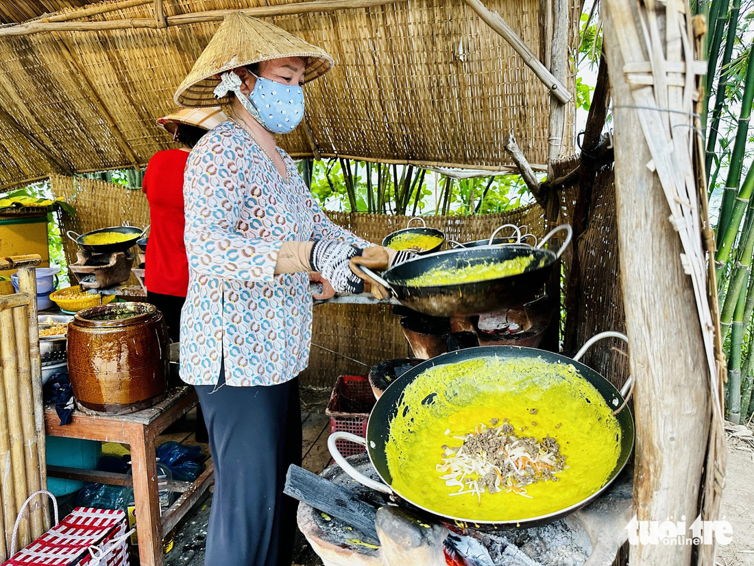 Đổ bánh xèo cũng là một nghệ thuật sao cho bánh chín vàng đều, vòng ngoài giòn rụm