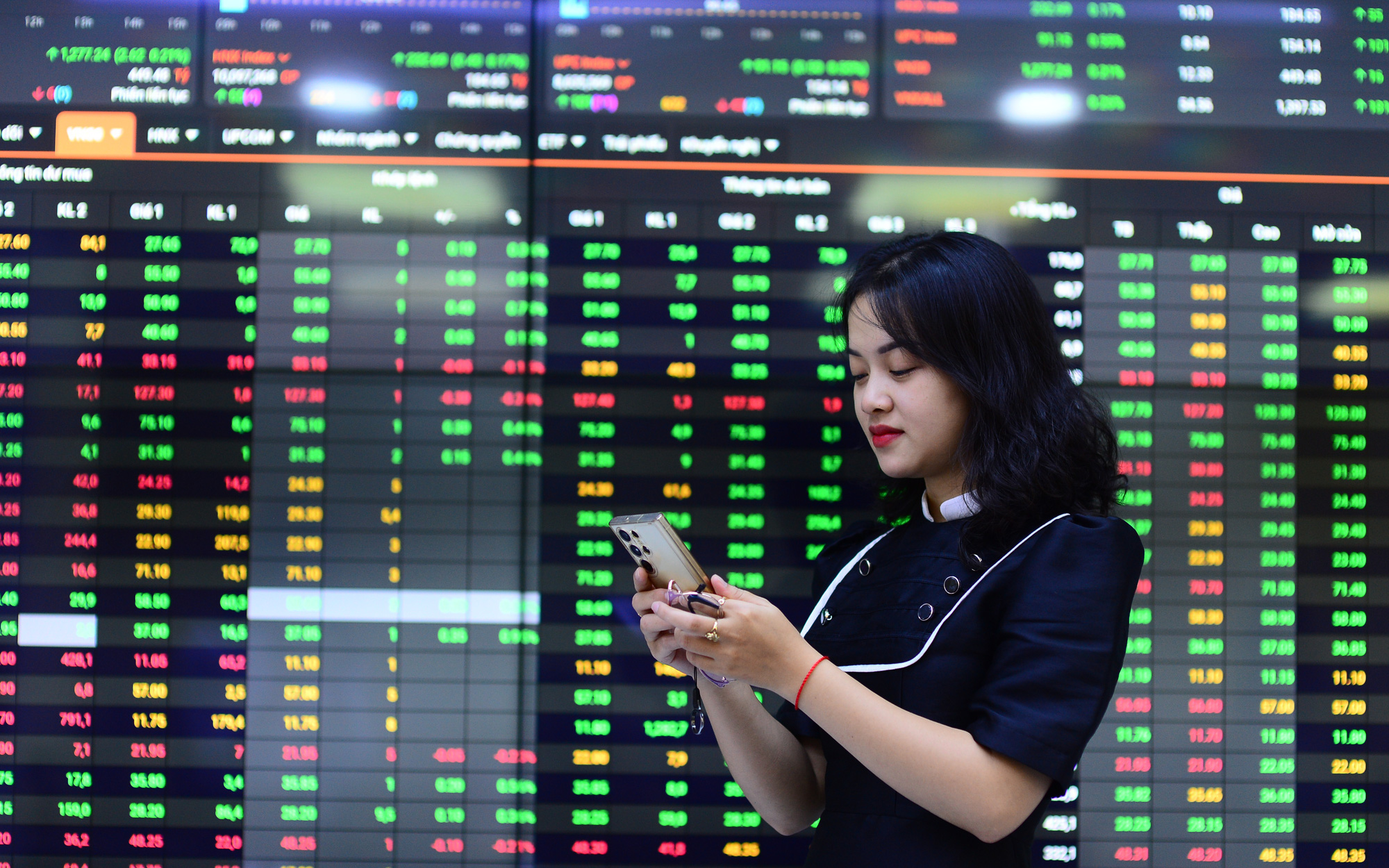 Lý do chứng khoán Việt rớt mạnh nhất khu vực- Ảnh 2. Chứng khoán tuần mới: VN-Index có vượt 1.300?