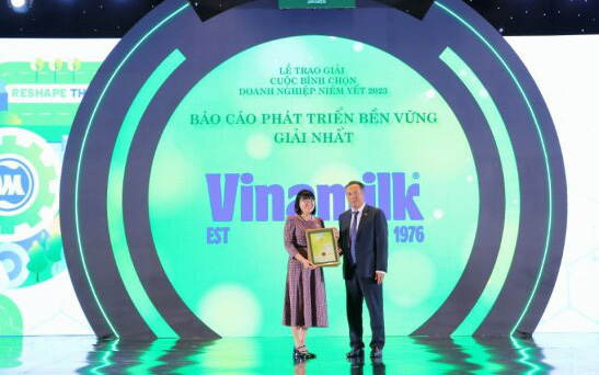 Vinamilk 12 năm liên tiếp vào 'Top 50 công ty niêm yết tốt nhất Việt Nam'- Ảnh 3. Vinamilk công bố Báo cáo Phát triển bền vững 2023 với chủ đề Net Zero