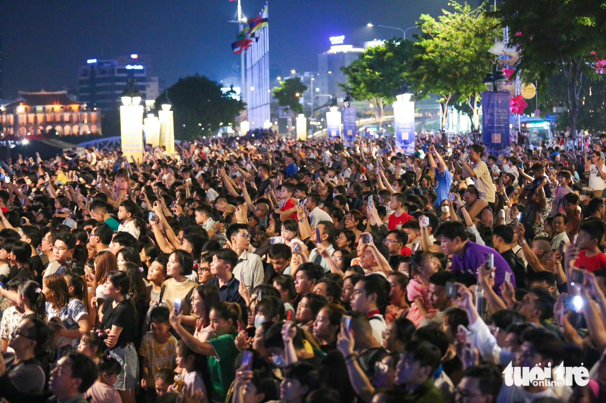 Több mint 4,5 millió látogató vett részt a Ho Si Minh-város folyóparti fesztiválján - 1. kép. Người dân theo dõi màn trình diễn nghệ thuật của thiết bị không người lái (drone) lớn nhất từ trước đến nay tại TP.HCM tối 9-6 - Ảnh: PHƯƠNG QUYÊN