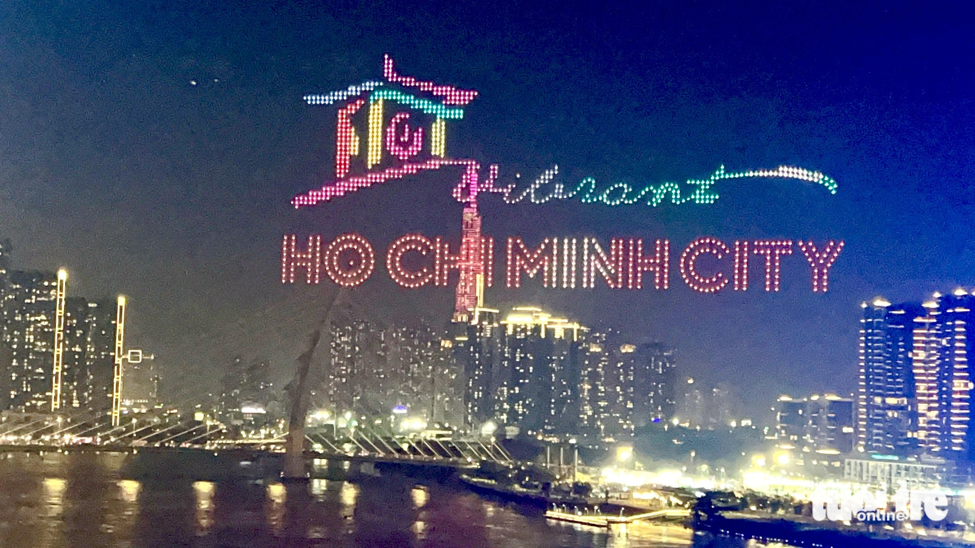 Több mint 4,5 millió látogató vett részt a Ho Si Minh-város folyóparti fesztiválján - 2. kép. Drone bay trên bầu trời TP.HCM tạo nên vô số hình biểu tượng - Ảnh: T.T.D.