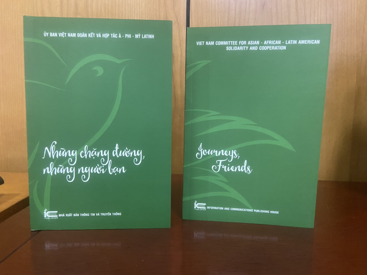 A könyv Vietnami Szolidaritási és Együttműködési Bizottság Ázsiában, Afrikában és Latin-Amerikában: Utazások, barátok - Fotó: T.DIEU Cuốn sách Ủy ban Việt Nam đoàn kết và hợp tác Á - Phi - Mỹ Latinh: Những chặng đường, những người bạn - Ảnh: T.ĐIỂU