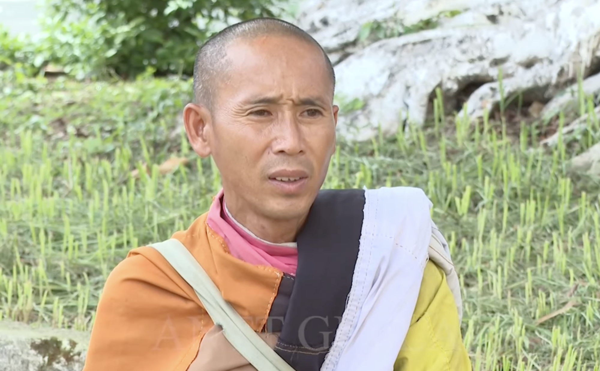 Bay Le Anh Tu (Thich Minh Tue) dini uygulamaları hakkında paylaşımda bulunuyor - Fotoğraf, Gia Lai Polis Hayran Sayfası'ndan kesilmiş bir klipten alınmıştır. Ông Lê Anh Tú (Thích Minh Tuệ) chia sẻ về việc tu hành - Ảnh cắt từ clip fanpage Công an Gia Lai