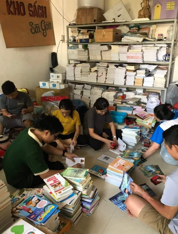 Kế hoạch hè của Minh Cường là tham gia soạn sách, đóng sách cùng nhóm thiện nguyện Chủ Nhật Yêu Thương - Ảnh: MINH CƯỜNG