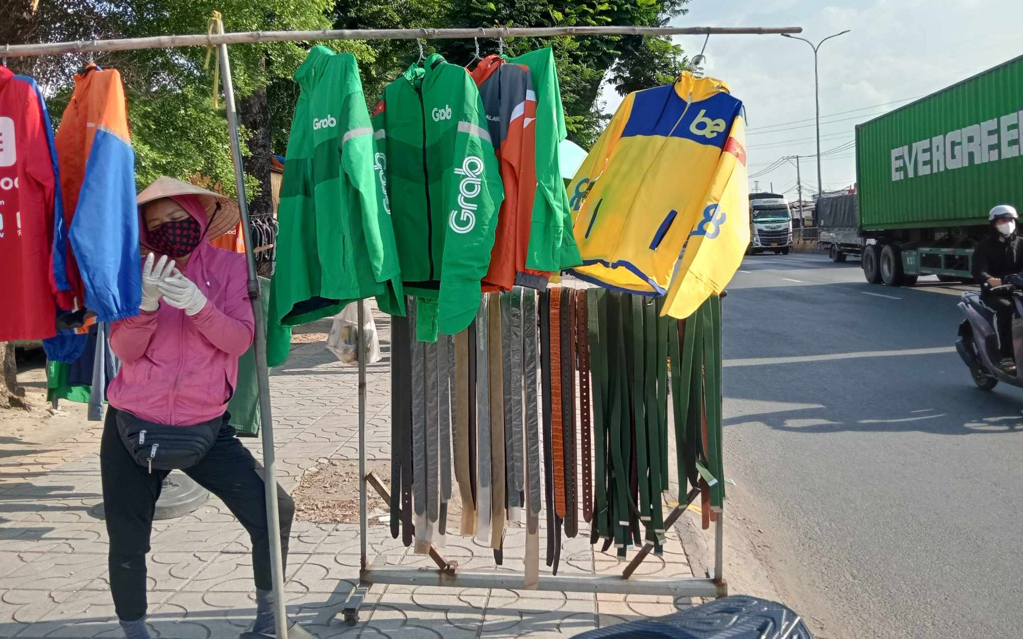 'Hóa trang' xe ôm công nghệ để né đo nồng độ cồn, coi chừng tác dụng ngược- Ảnh 3. Mua đồng phục tài xế xe ôm công nghệ nhằm né đo nồng độ cồn?