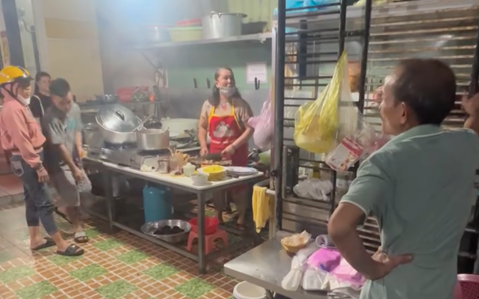 Camera: Chủ quán cơm gà Hội An chỉ tay, khách ném đĩa xuống nền- Ảnh 3. Đặt cơm gà Hội An, khách tới không có còn bị chủ quán chửi tục