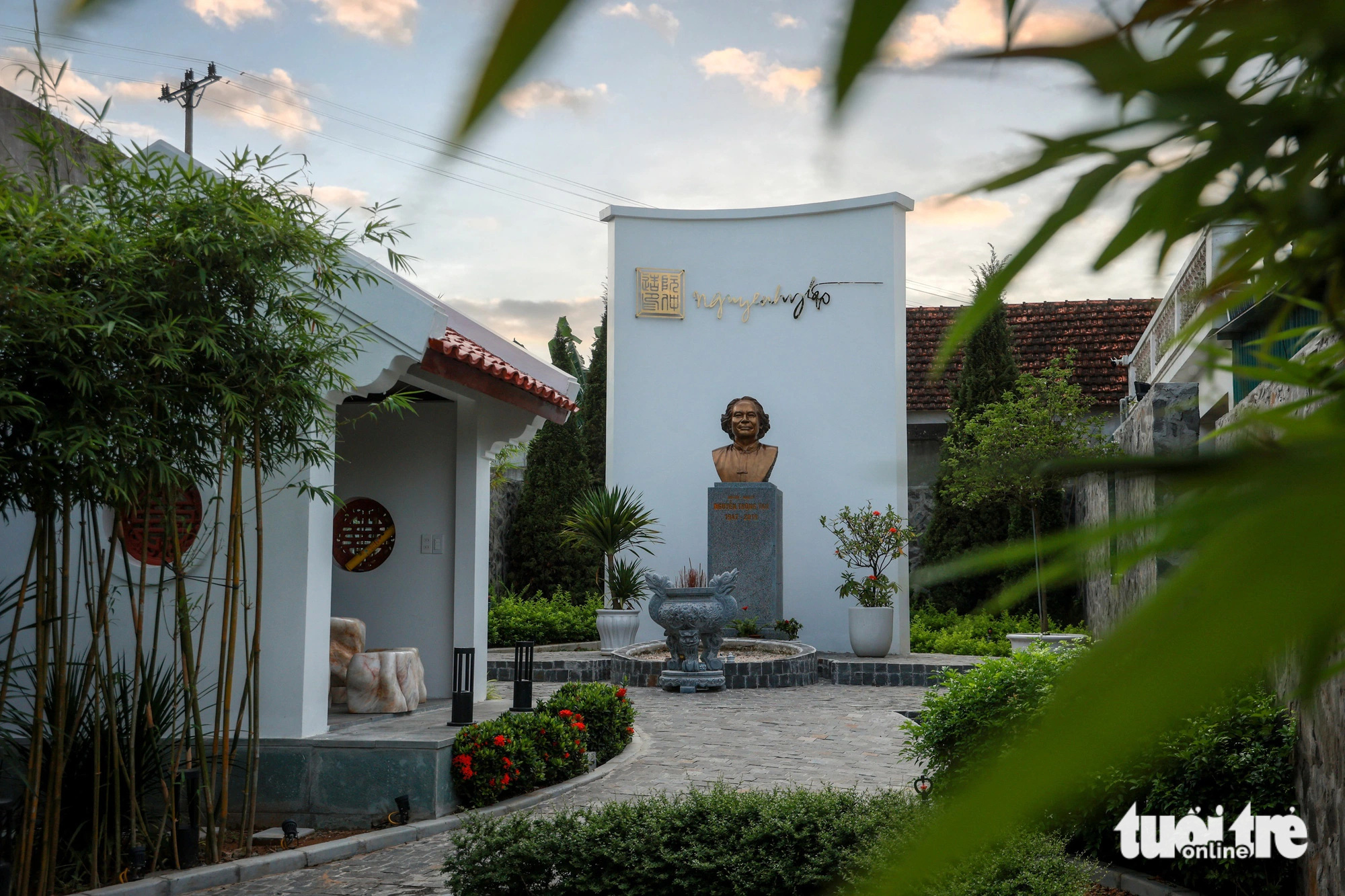 Anak perempuan penyair Nguyen Trong Tao: 'Abu ayah saya telah kembali ke tanah airnya, Sungai Bung' - Foto 2. Một góc khuôn viên khu tưởng niệm - Ảnh: SÁCH NGUYỄN