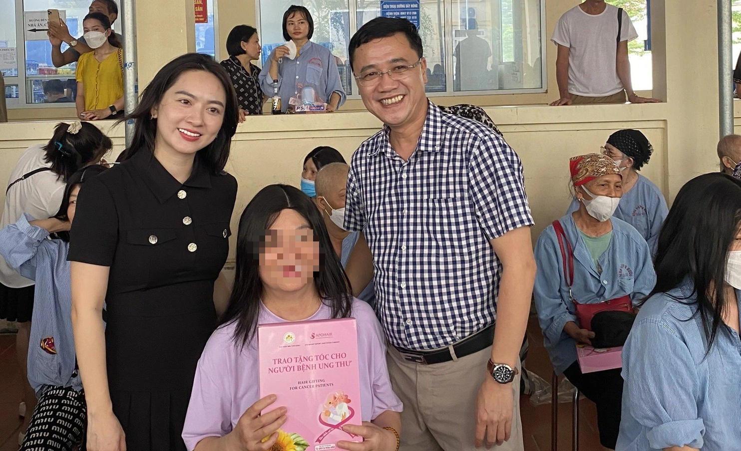 Ông Nguyễn Bá Tĩnh - phó giám đốc Quỹ Ngày mai tươi sáng - trao tặng tóc giả cho bệnh nhân ung thư tại Bệnh viện Đa khoa tỉnh Bắc Ninh - Ảnh: Quỹ Ngày mai tươi sáng