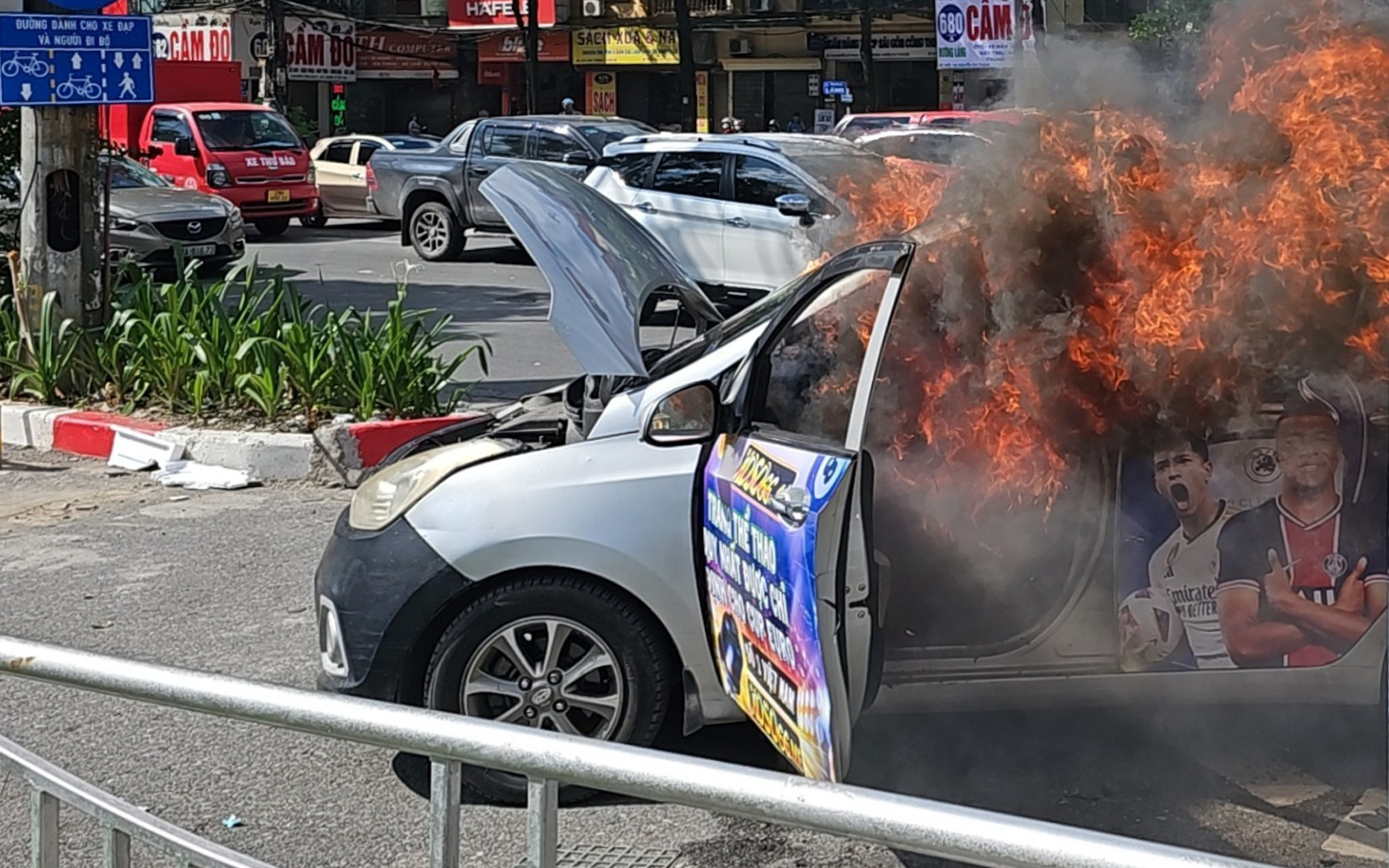 Thấy xe tải bốc cháy dữ dội, dân mang 50 bình chữa cháy đến dập lửa- Ảnh 3. Xe taxi bốc cháy ngùn ngụt giữa phố Hà Nội