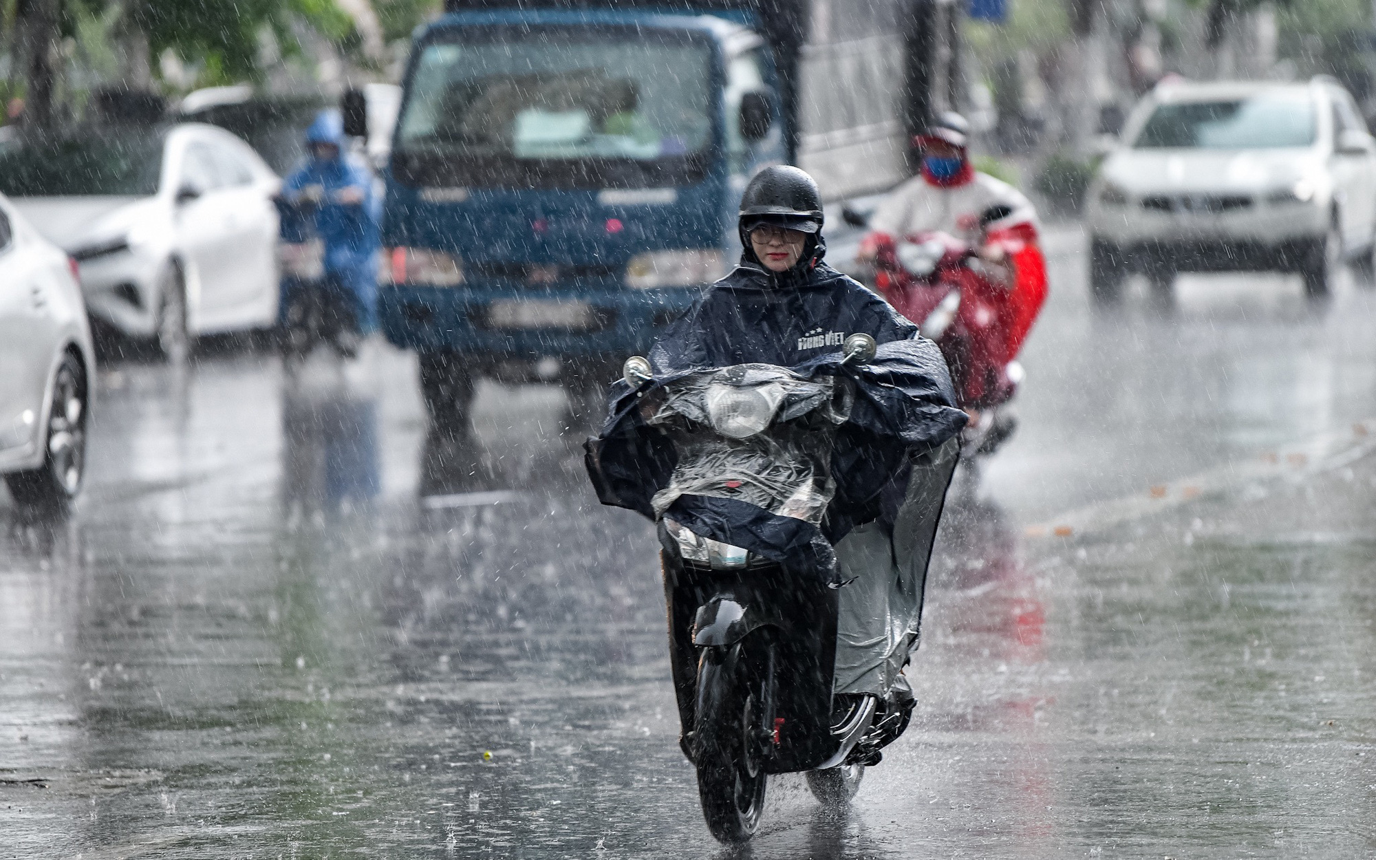 Miền Bắc nắng nóng trở lại, miền Trung có nơi nóng trên 40 độ C- Ảnh 2. Thời tiết hôm nay 14-6: Bắc Bộ ngày nắng nóng, tối mưa to; Nam Bộ ngày nắng