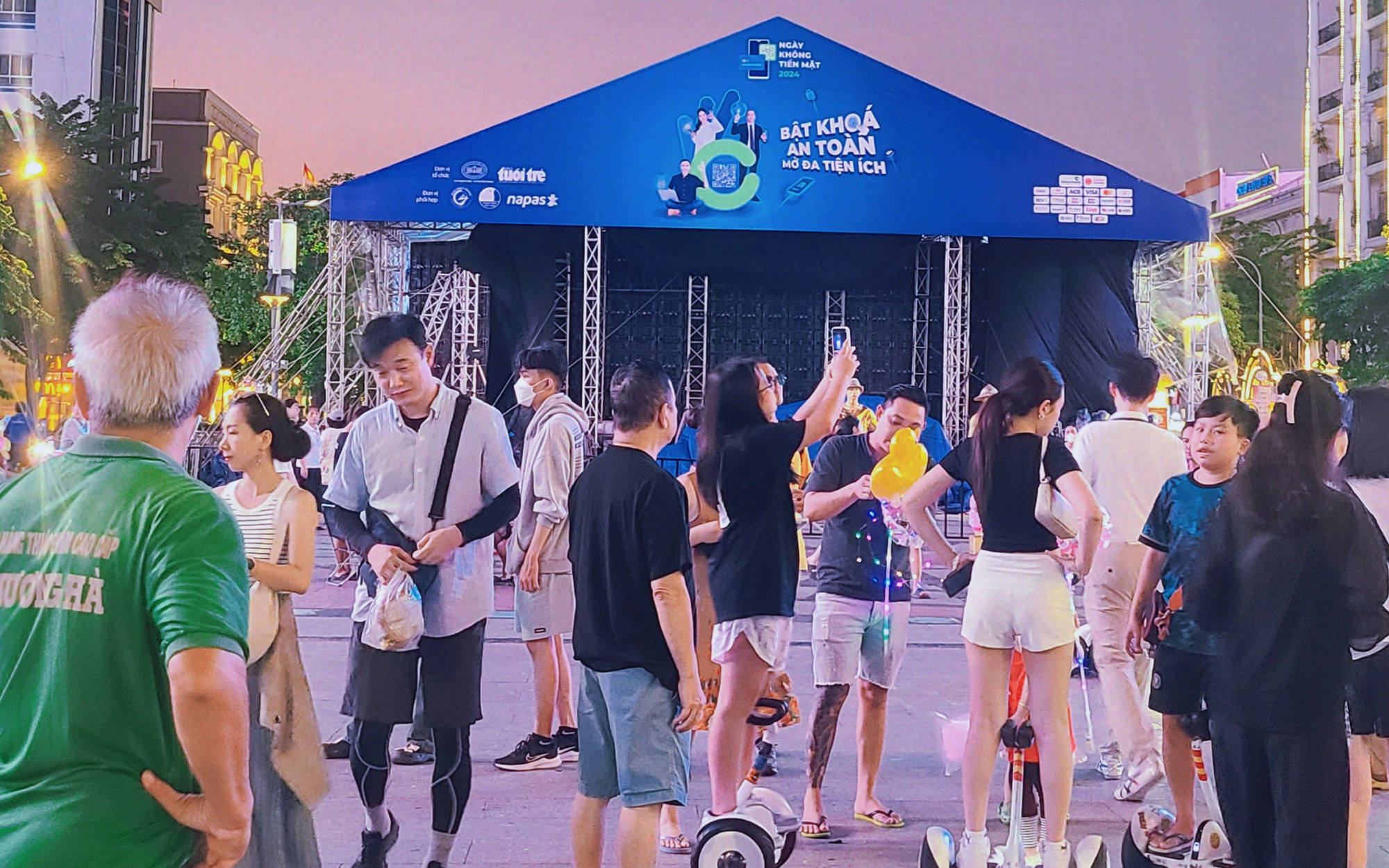 Cùng hướng tới thanh toán an toàn- Ảnh 6. Người dân hào hứng trải nghiệm mô hình xã hội thanh toán không tiền mặt