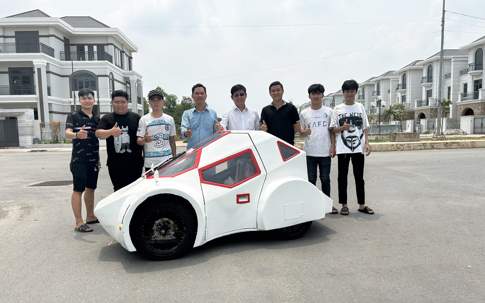 Cận cảnh xe đua địa hình gầm rú, cày tung đất công viên rùng rợn ở Huế- Ảnh 3. Sinh viên Việt mang xe hydro đua với thế giới