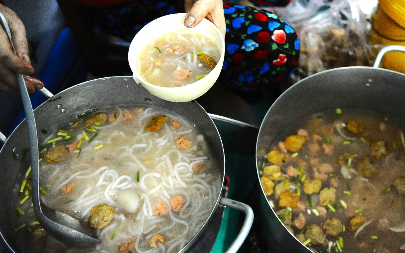 Đưa tô bánh canh vỉa hè xứ Huế đi Mỹ - Ảnh 1.