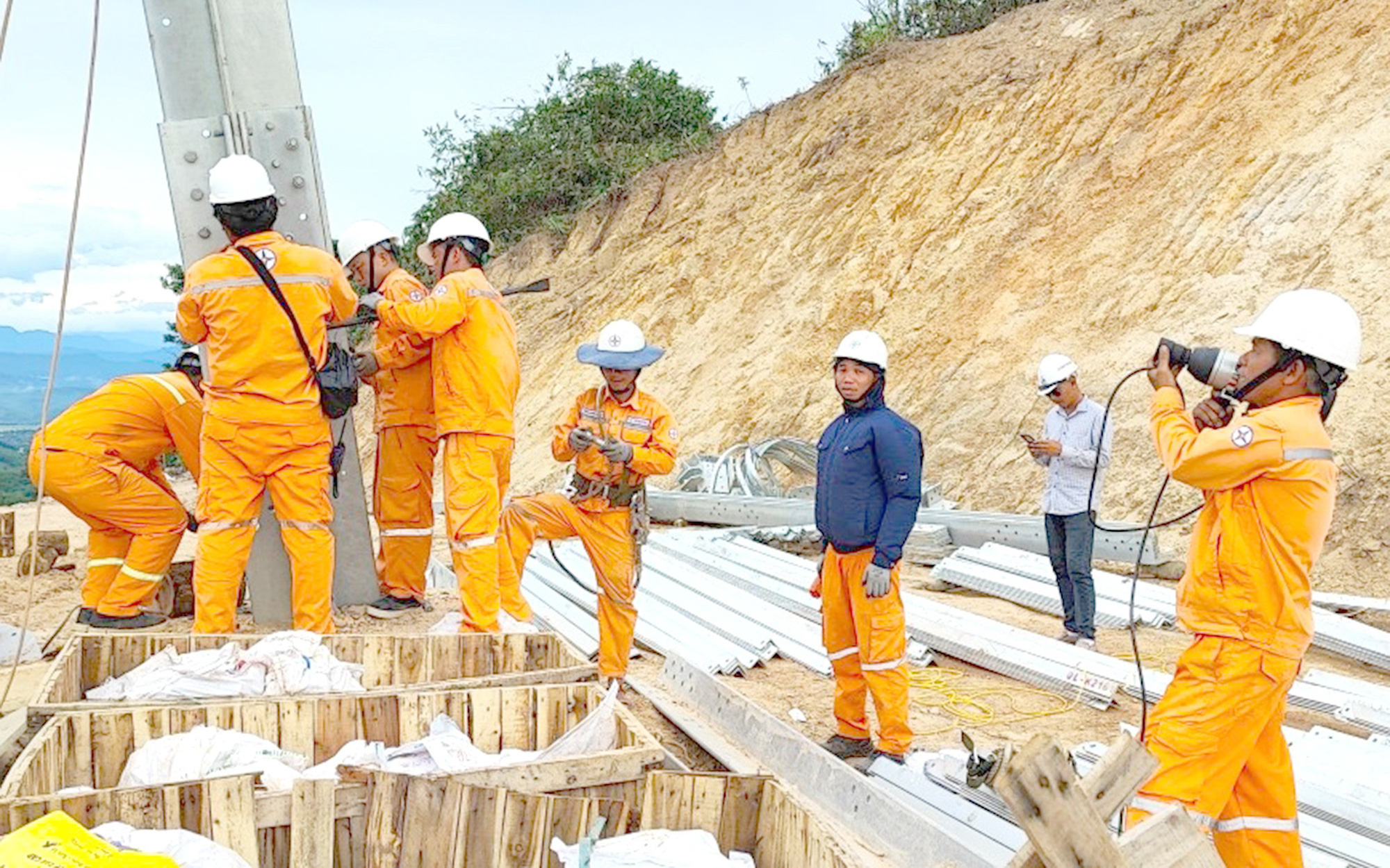 Thủ tướng: Ra nước ngoài, lục từng container để đưa thiết bị về làm đường dây 500kV- Ảnh 2. Thần tốc làm đường dây 500kV đưa điện ra Bắc - Kỳ 3: Cả nước 'chia lửa' cho công trình quốc gia
