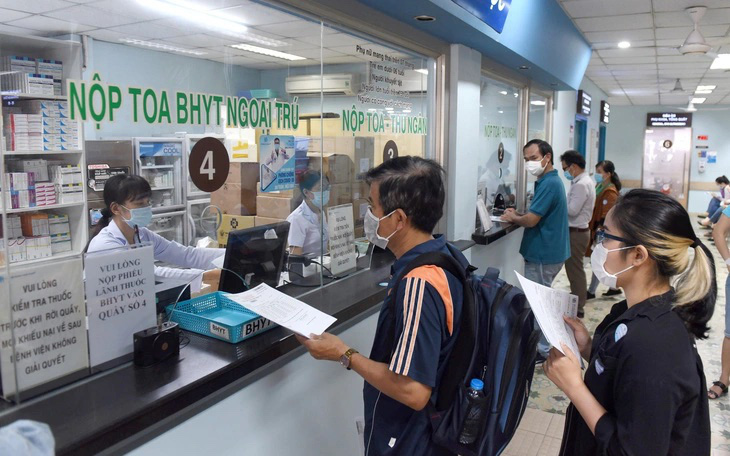 Đại biểu Phạm Khánh Phong Lan: Bệnh nhân có bảo hiểm y tế sao vẫn phải tự mua thuốc bên ngoài? - Ảnh 2.