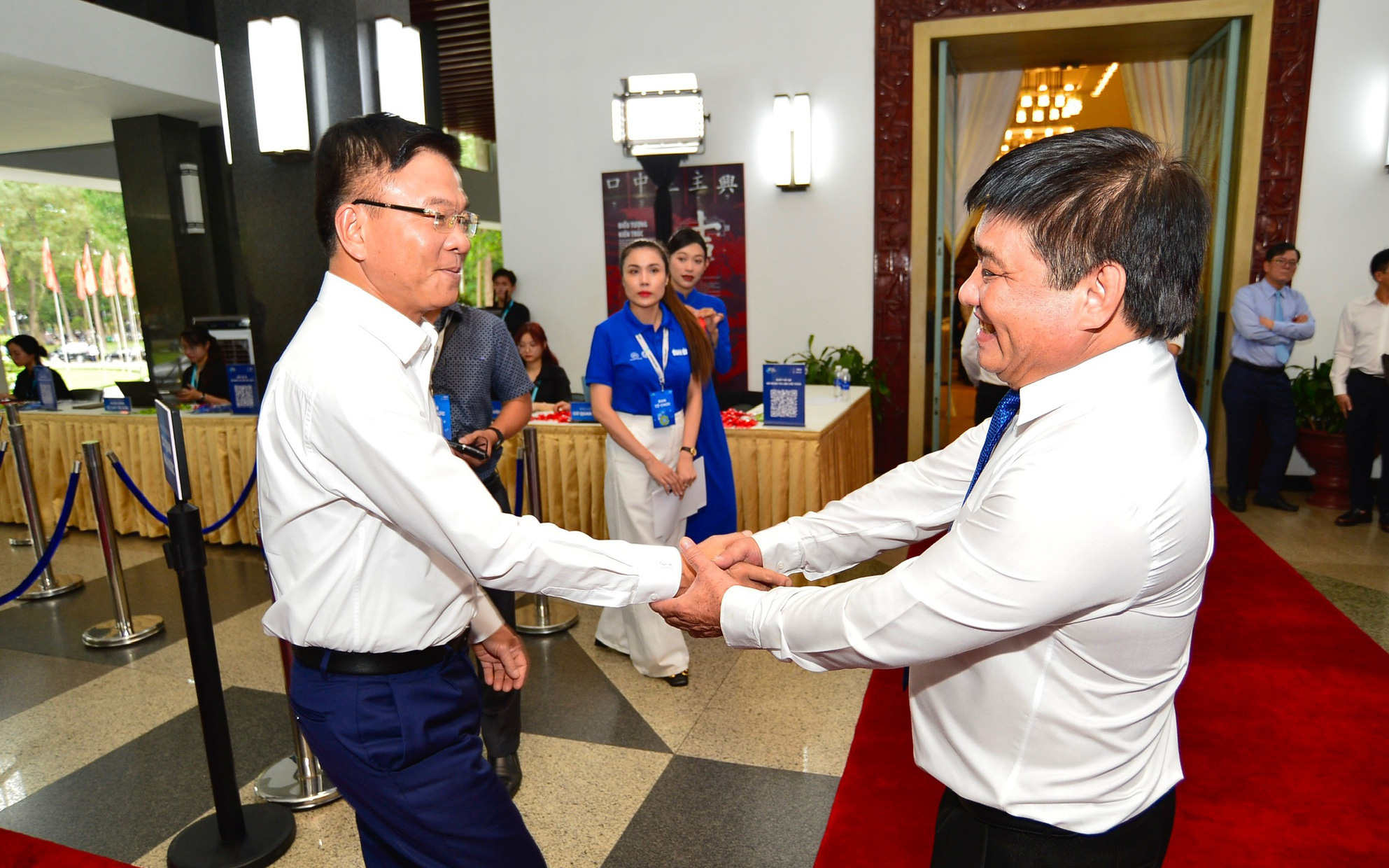 Chuyển sang thanh toán không tiền mặt, Kho bạc Nhà nước phải thanh lý xe chở tiền- Ảnh 4. Đang diễn ra hội thảo