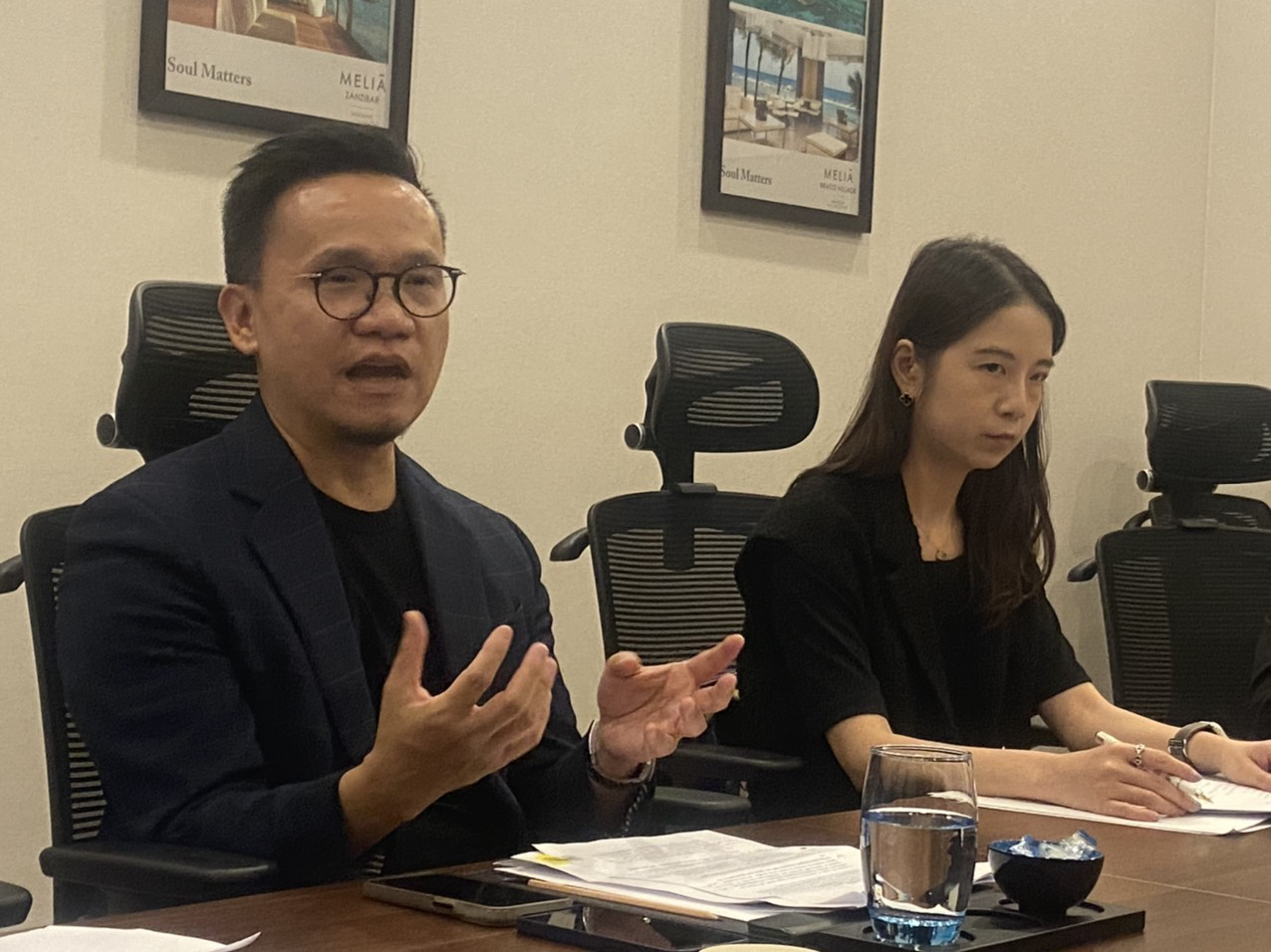 Gary Mak úr (bal borító) azt mondta, hogy nagyon szereti Tran Anh Hung és Phan Dang Di filmjeit - Fotó: T.DIEU Ông Gary Mak (trái) cho biết rất thích các phim của Trần Anh Hùng, Phan Đăng Di - Ảnh: T.ĐIỂU