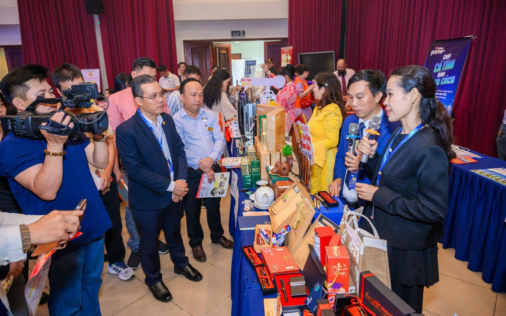 Trao giải báo chí về công tác Đoàn và phong trào thanh thiếu nhi 2024- Ảnh 2. Báo chí sát cánh cùng doanh nghiệp chuyển đổi số