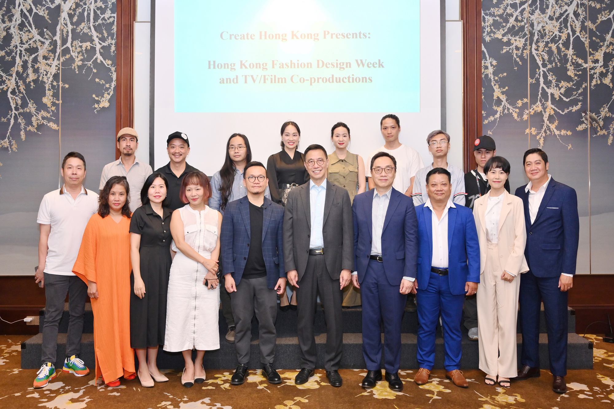 A Hongkongi Kreatív és Kulturális Iparágak Fejlesztési Hatóságának képviselői egy vietnami filmessel folytatott találkozón az ügynökség filmfinanszírozási projektjéről - Fotó: T.DIEU Các đại diện Cơ quan Phát triển ngành công nghiệp văn hóa và sáng tạo Hong Kong trong buổi giao lưu trao đổi cùng một số nhà làm phim Việt Nam về dự án tài trợ làm phim của cơ quan này - Ảnh: T.ĐIỂU