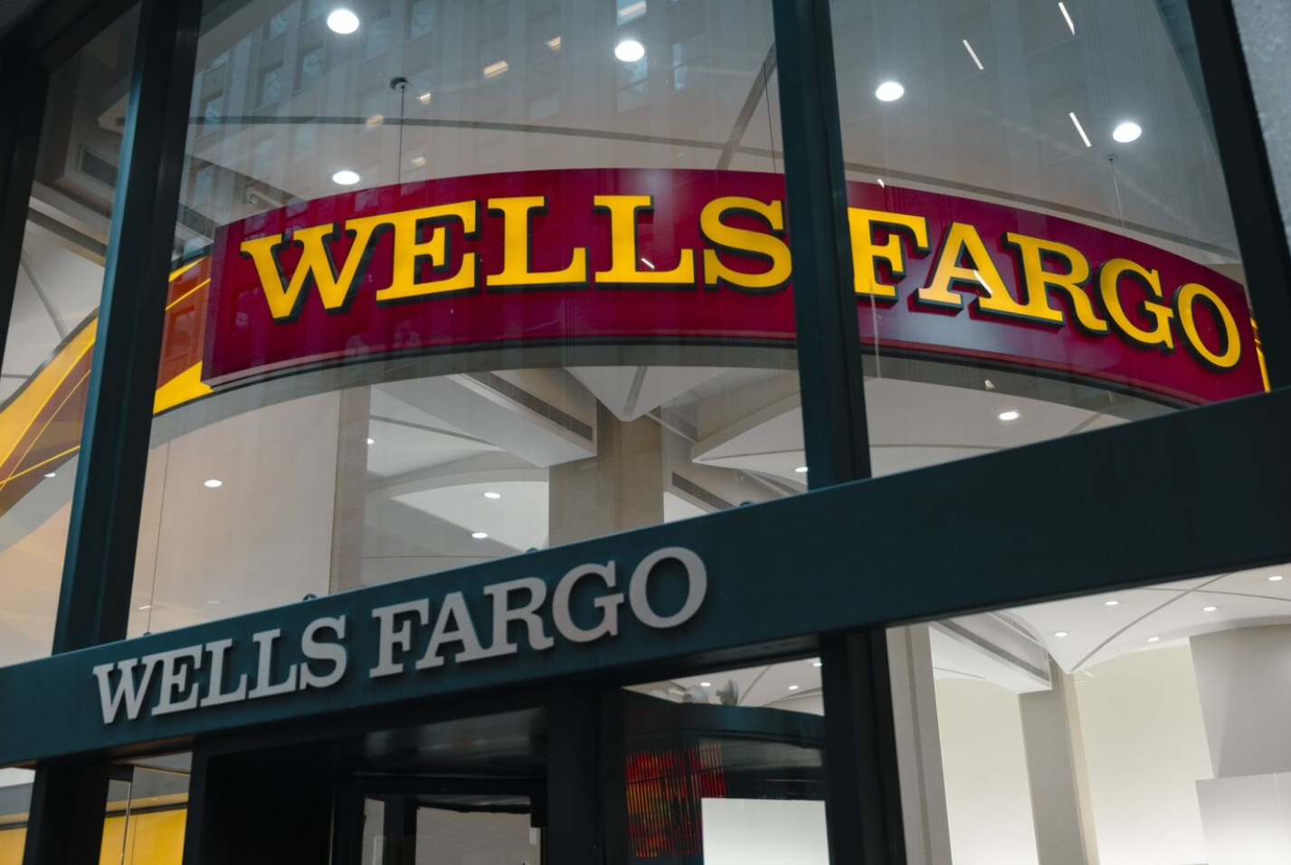 Chi nhánh Ngân hàng Wells Fargo tại New York, Mỹ - Ảnh: ANGUS MORDANT/BLOOMBERG