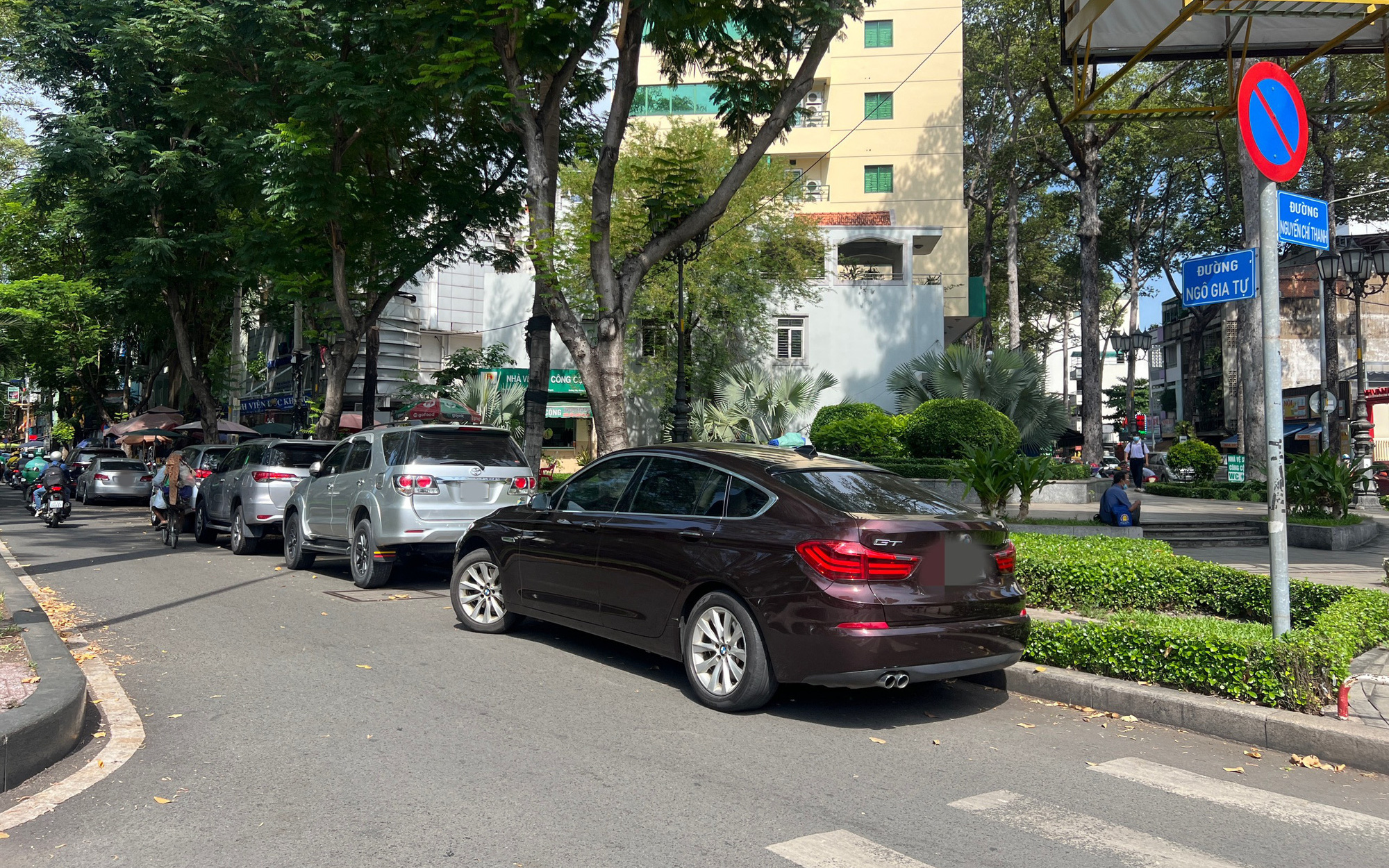 Có phải thi hành theo nội dung biển cấm đậu xe tự phát? - Ảnh 3.