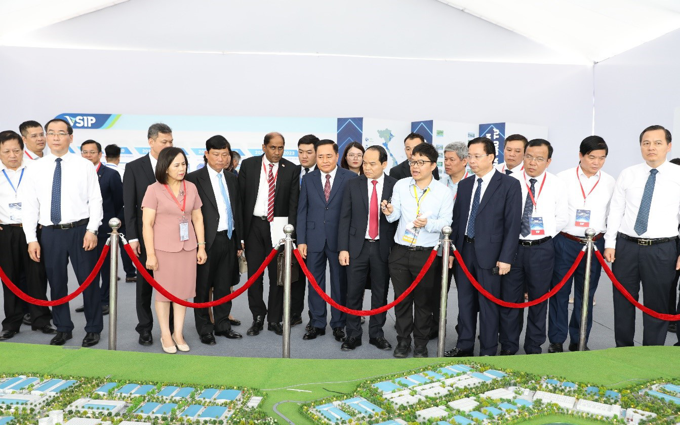 UOB và Sembcorp của Singapore cam kết hiện diện lâu dài, đầu tư mạnh vào Việt Nam - Ảnh 4.