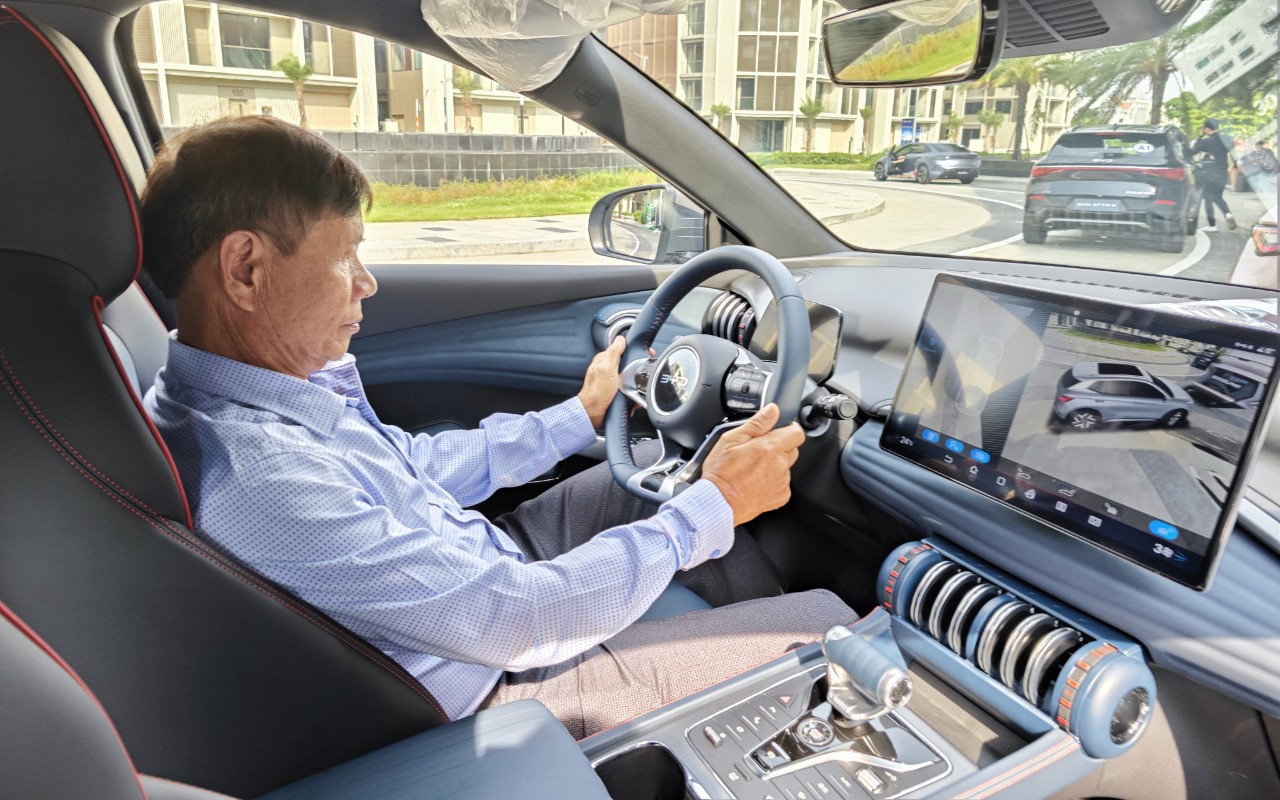 Sạc xe điện sẽ được... thưởng tiền đi siêu thị- Ảnh 3. Ô tô điện Trung Quốc rầm rộ trình làng khách Việt, bỏ qua phát triển trạm sạc