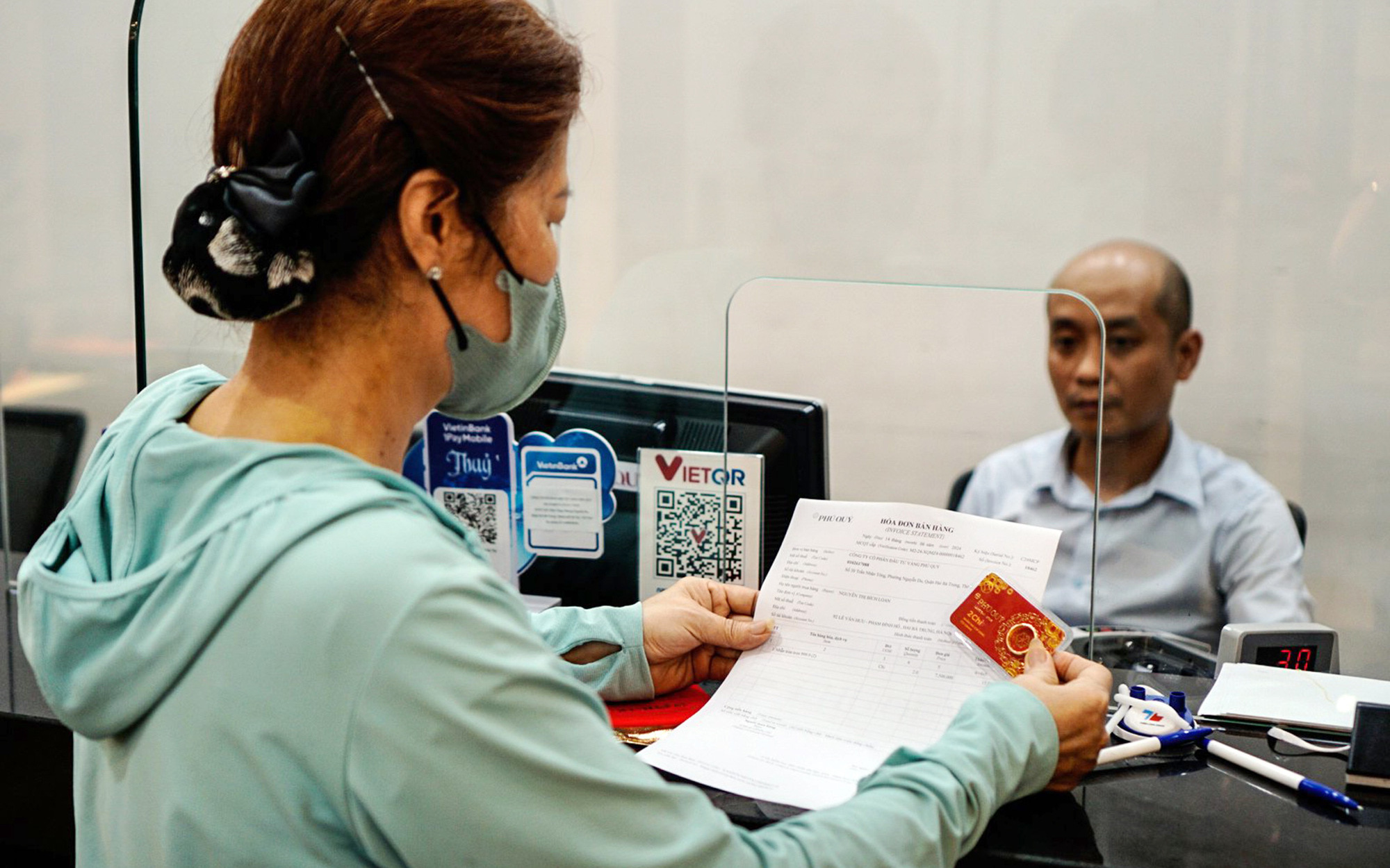 Nhiều cửa hàng vàng vẫn viết tay hóa đơn dù lo bị rút giấy phép- Ảnh 3. Từ hôm nay 15-6, mua bán vàng không hóa đơn điện tử sẽ bị rút giấy phép