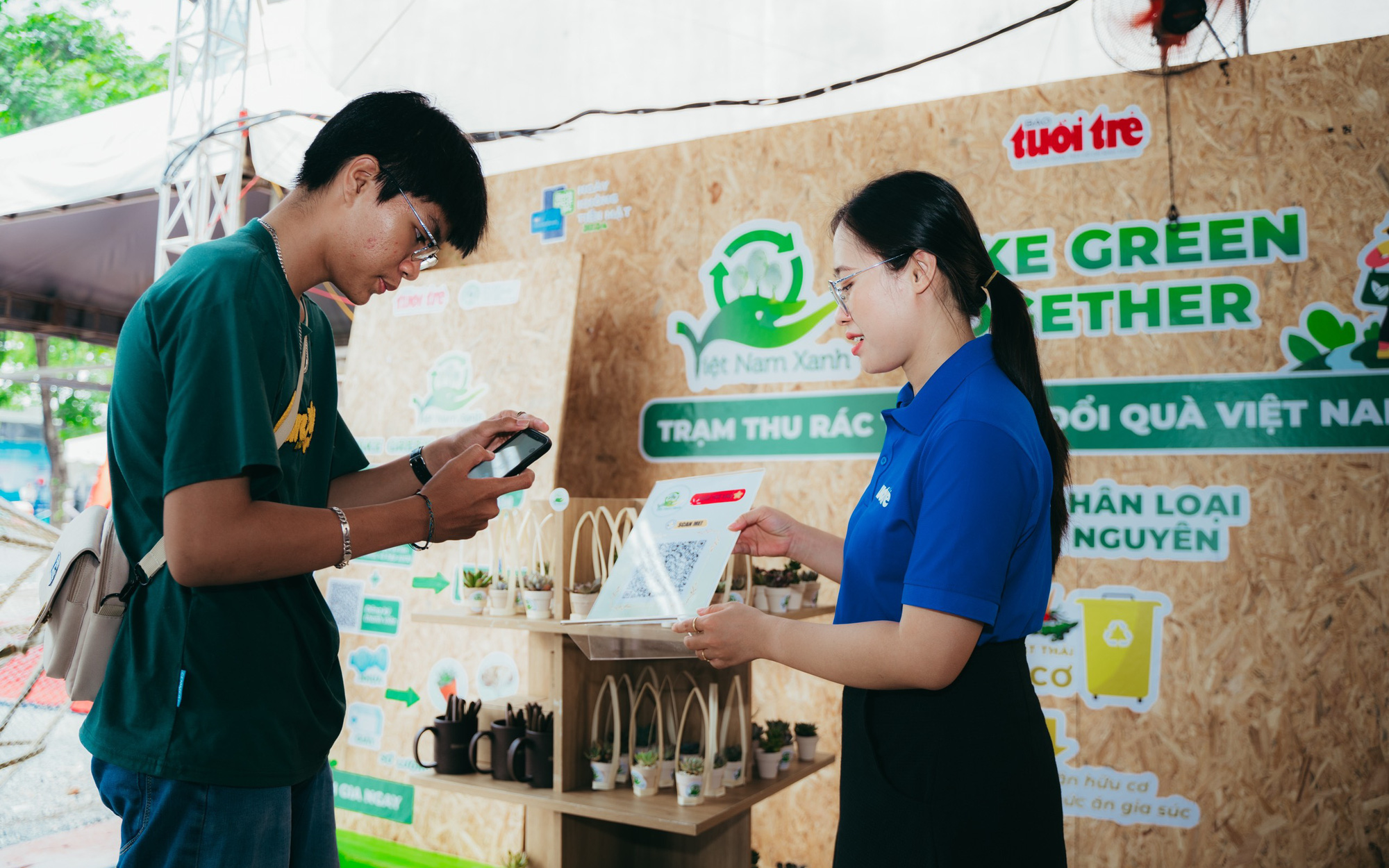 Nâng cao nhận thức về phân loại rác thải cho giới trẻ- Ảnh 7. Rộn ràng mang rác đổi quà cùng Việt Nam Xanh tại Lễ hội Không tiền mặt