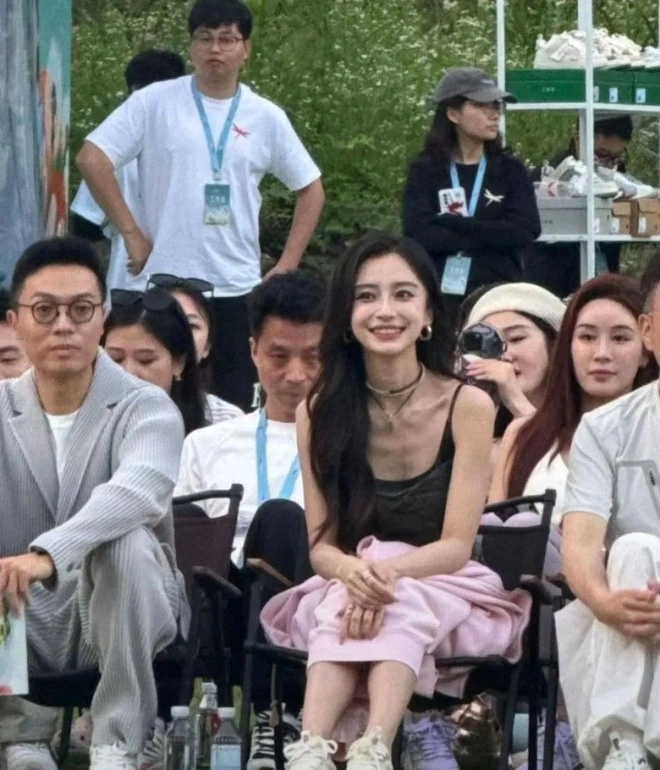 Angelababys bilde på et arrangement vekker bekymringer om helsen hennes - Foto: QQ Hình ảnh của Angelababy trong một sự kiện dấy lên quan ngại về sức khỏe của cô nàng - Ảnh: QQ