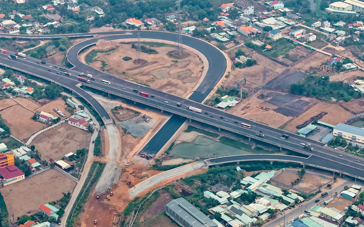 VEC tìm nhà thầu làm tiếp cầu dây văng dang dở trên cao tốc Bến Lức - Long Thành- Ảnh 2. Toàn cảnh 5 nút giao cao tốc Bến Lức - Long Thành kết nối các trục chính vào TP.HCM